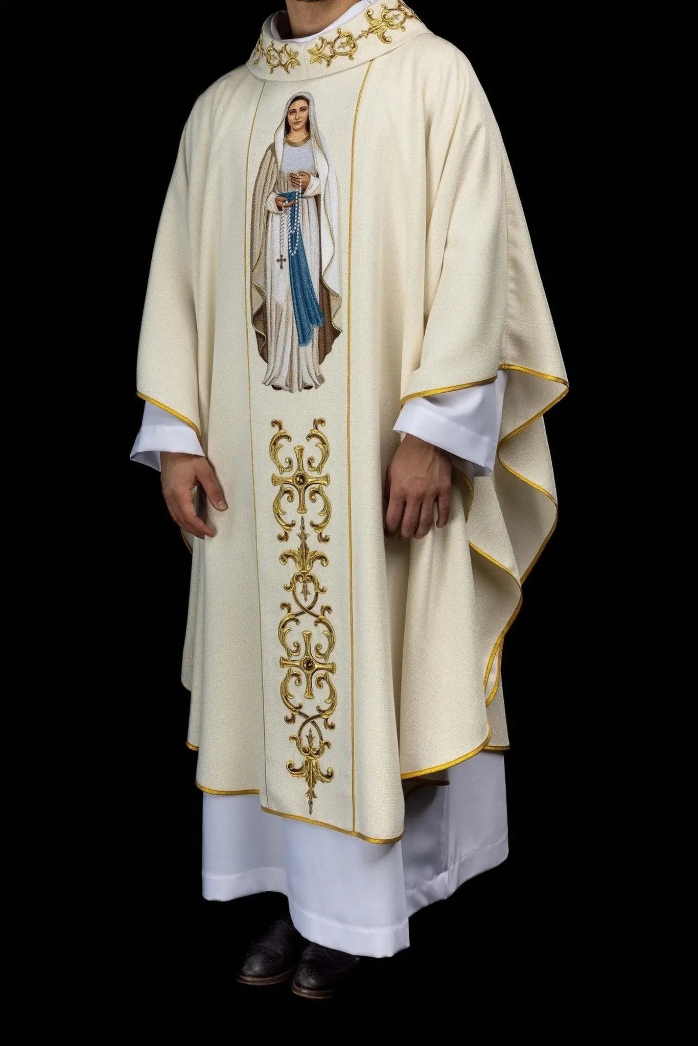 Casulla ricamente bordada con Nuestra Señora del Rosario