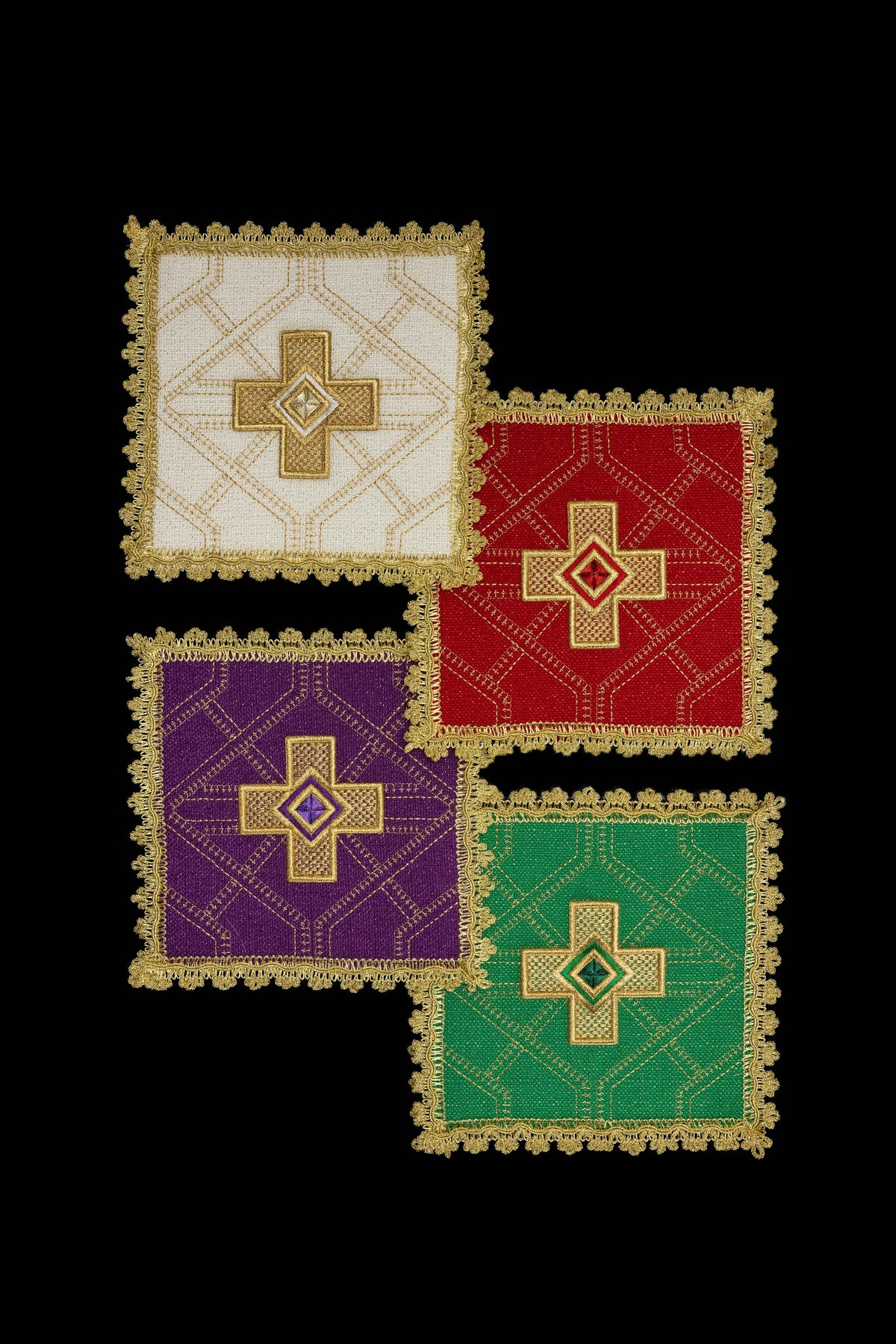 Juego de cuatro estacas con bordado dorado