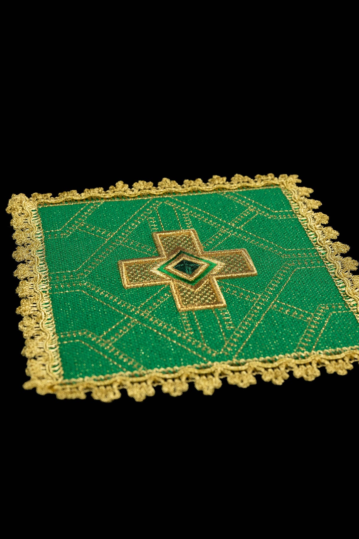 Juego de cuatro estacas con bordado dorado