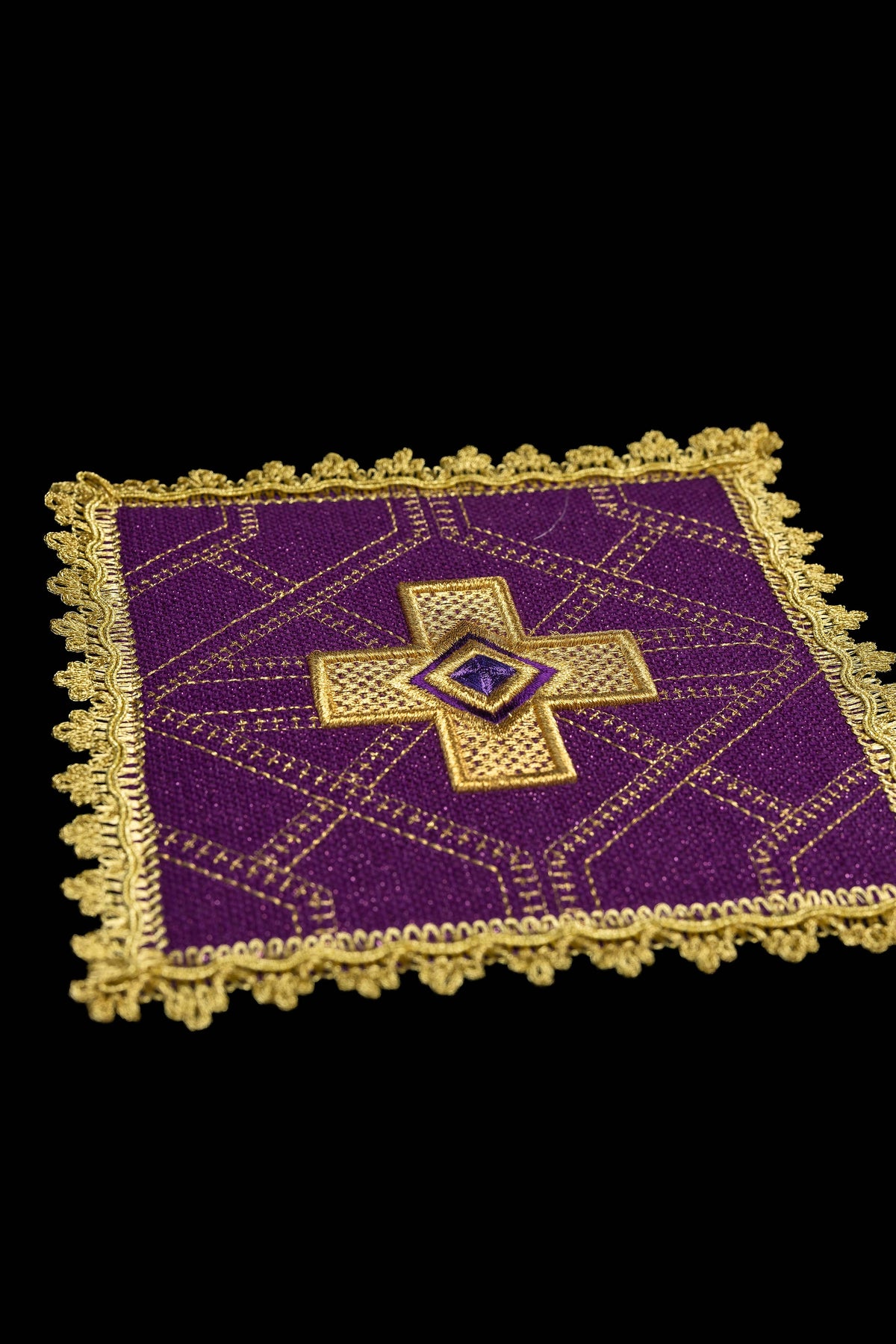 Juego de cuatro estacas con bordado dorado