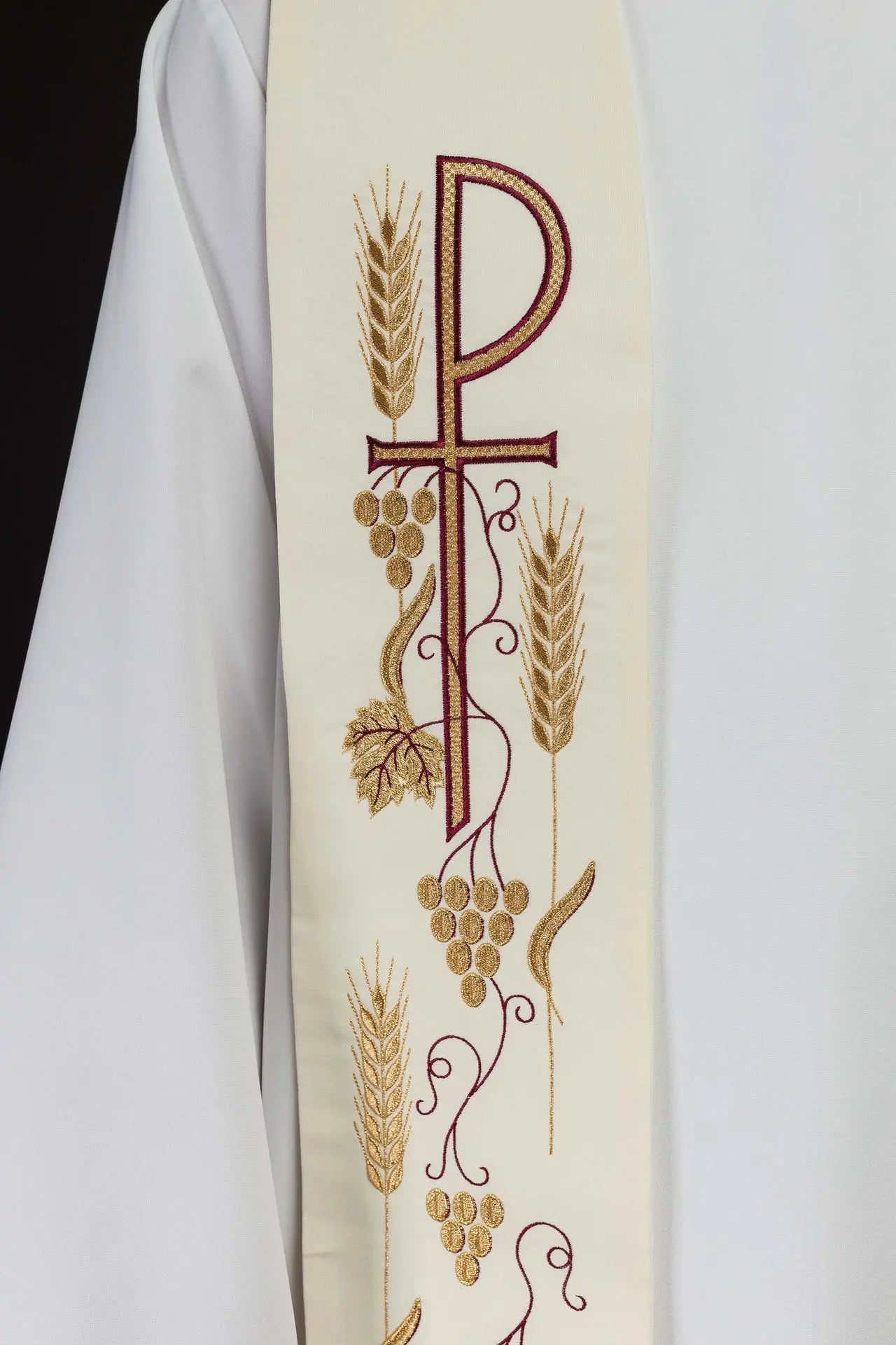 Estola sacerdotal bordada con cruz y uvas ecru