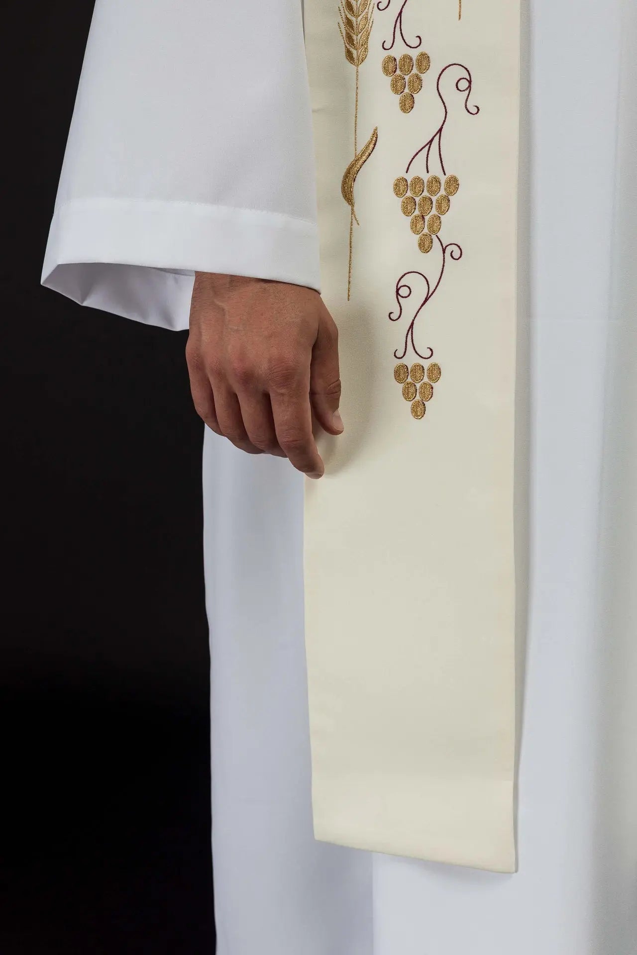 Estola sacerdotal bordada con cruz y uvas ecru