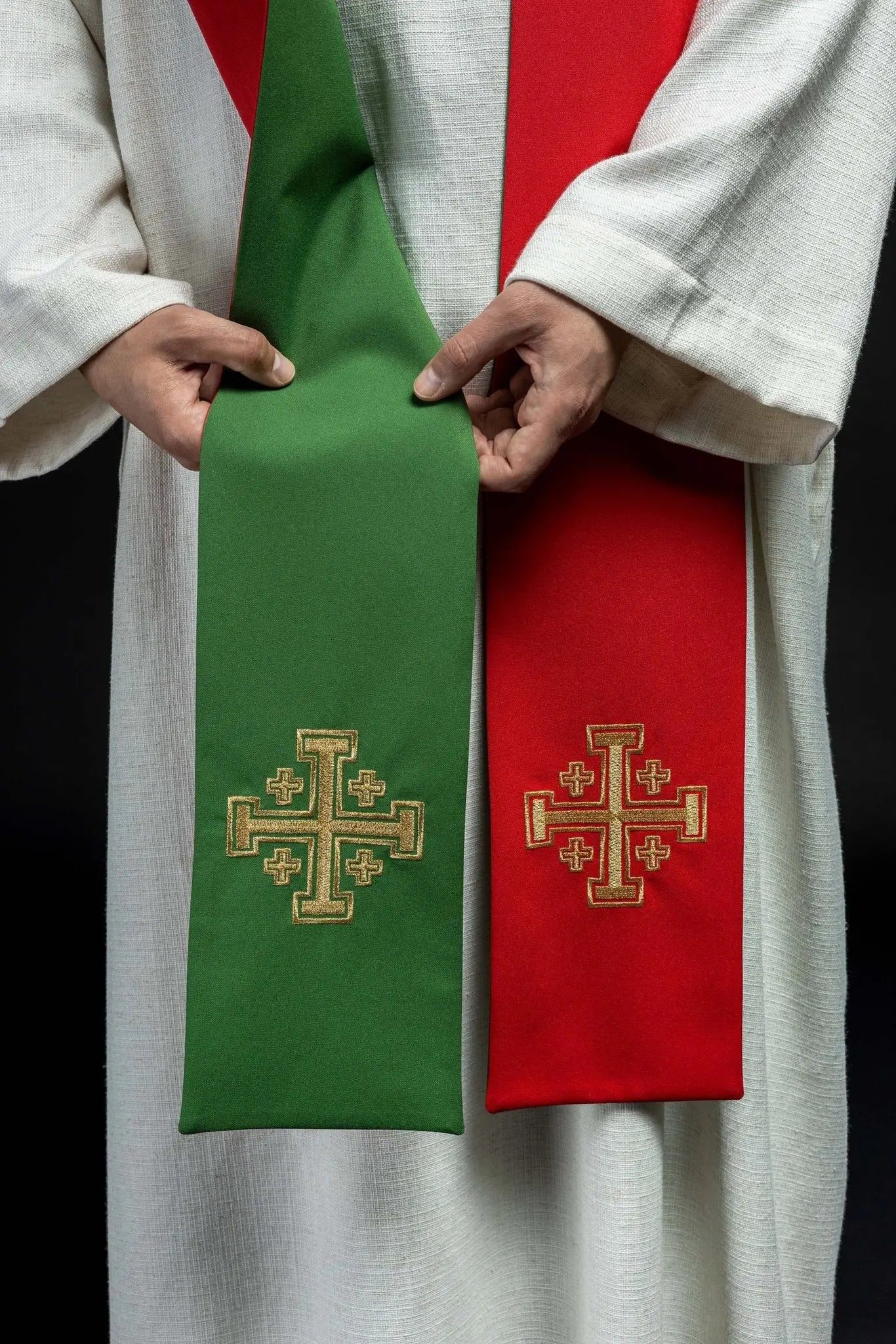 Estola de sacerdote bordada por ambos lados verde y roja con cruz de Jerusalén