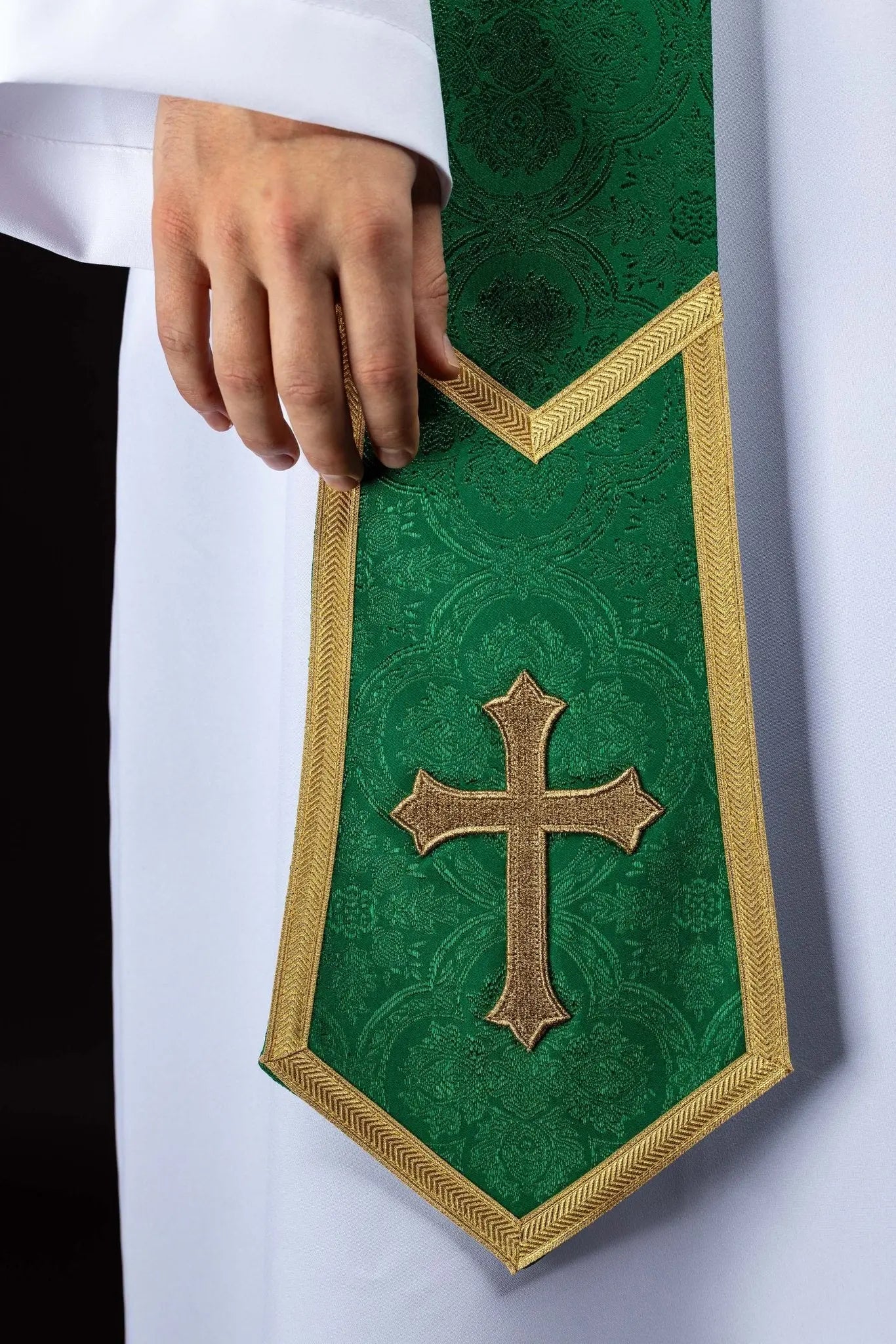 Estola verde de jacquard con Cruz bordada