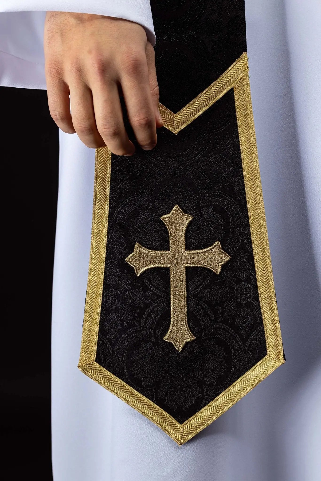 Estola negra de jacquard con Cruz bordada