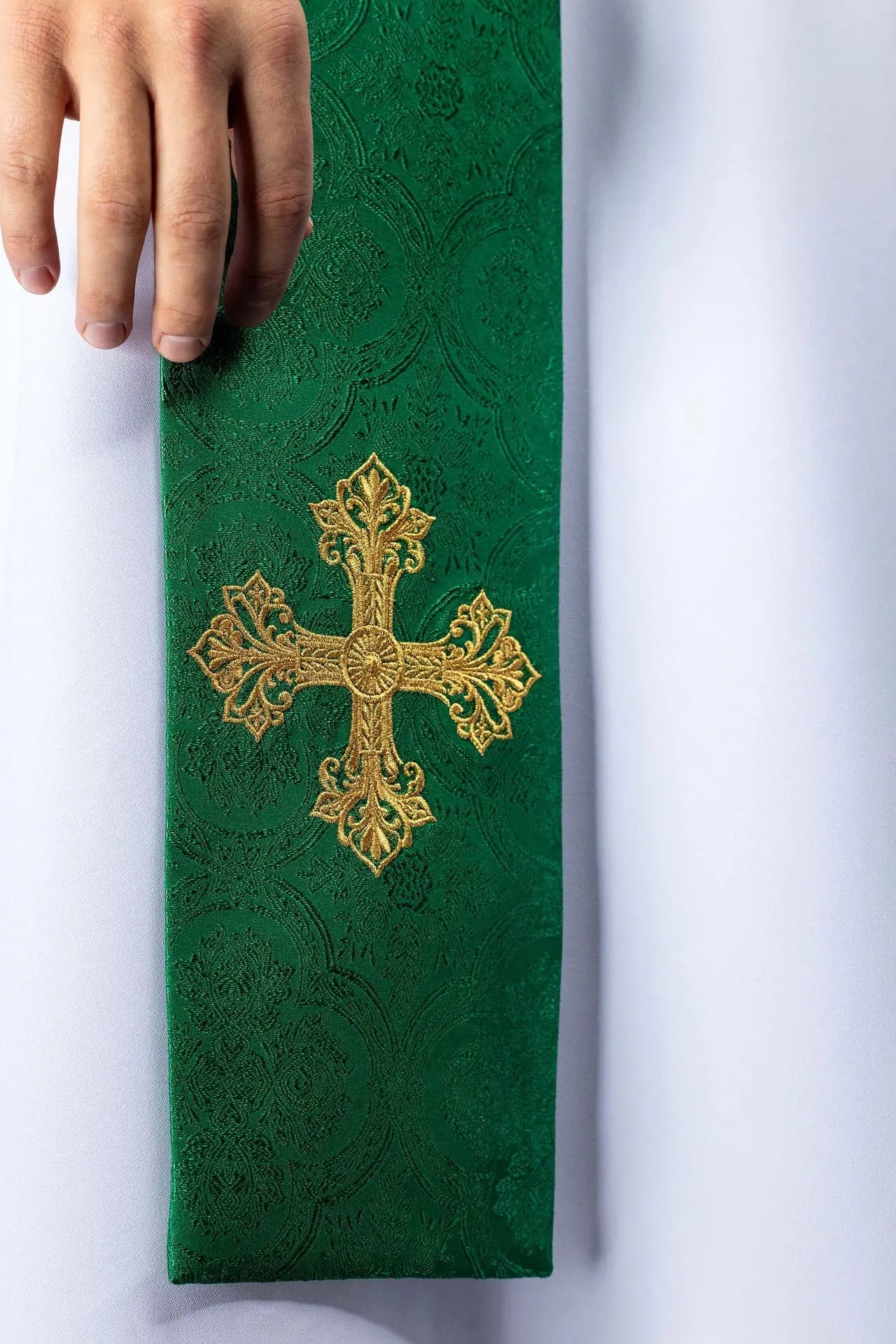 Estola verde de jacquard con bordado de cruz dorada