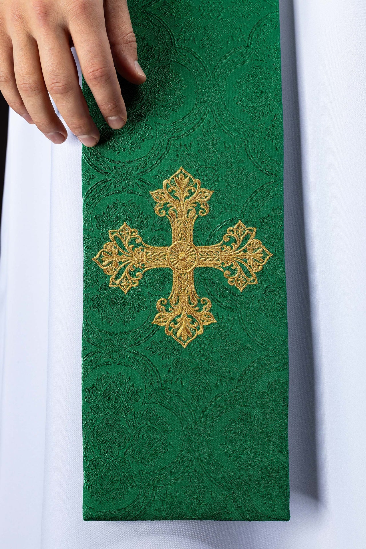 Stuła haftowana z motywem Krzyża zielona tkanina żakardowa - ORNATY.PL