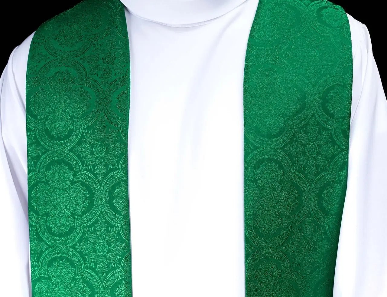 Estola verde de jacquard con bordado de cruz dorada