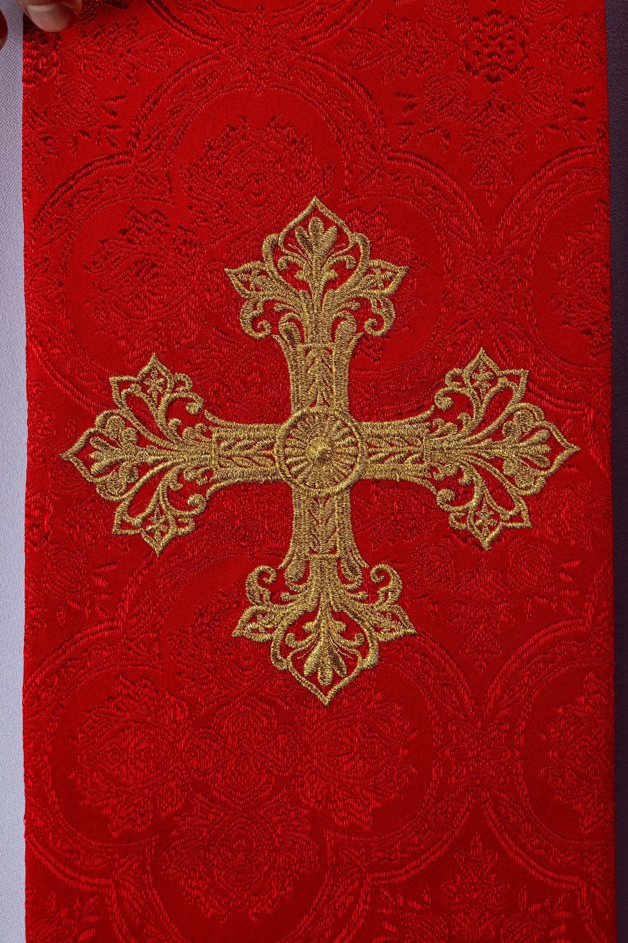 Estola roja de jacquard con bordado de cruz dorada