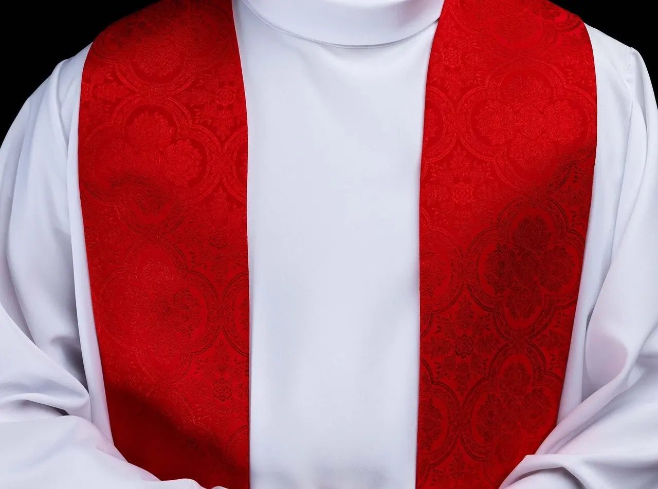 Estola roja de jacquard con bordado de cruz dorada