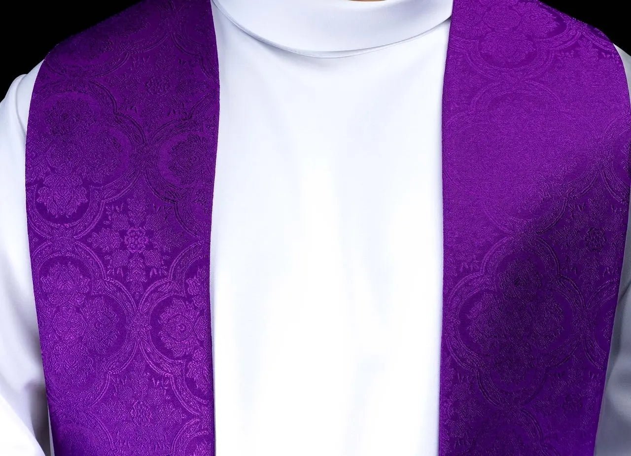Estola de Jacquard Morada con Bordado de Cruz Dorada