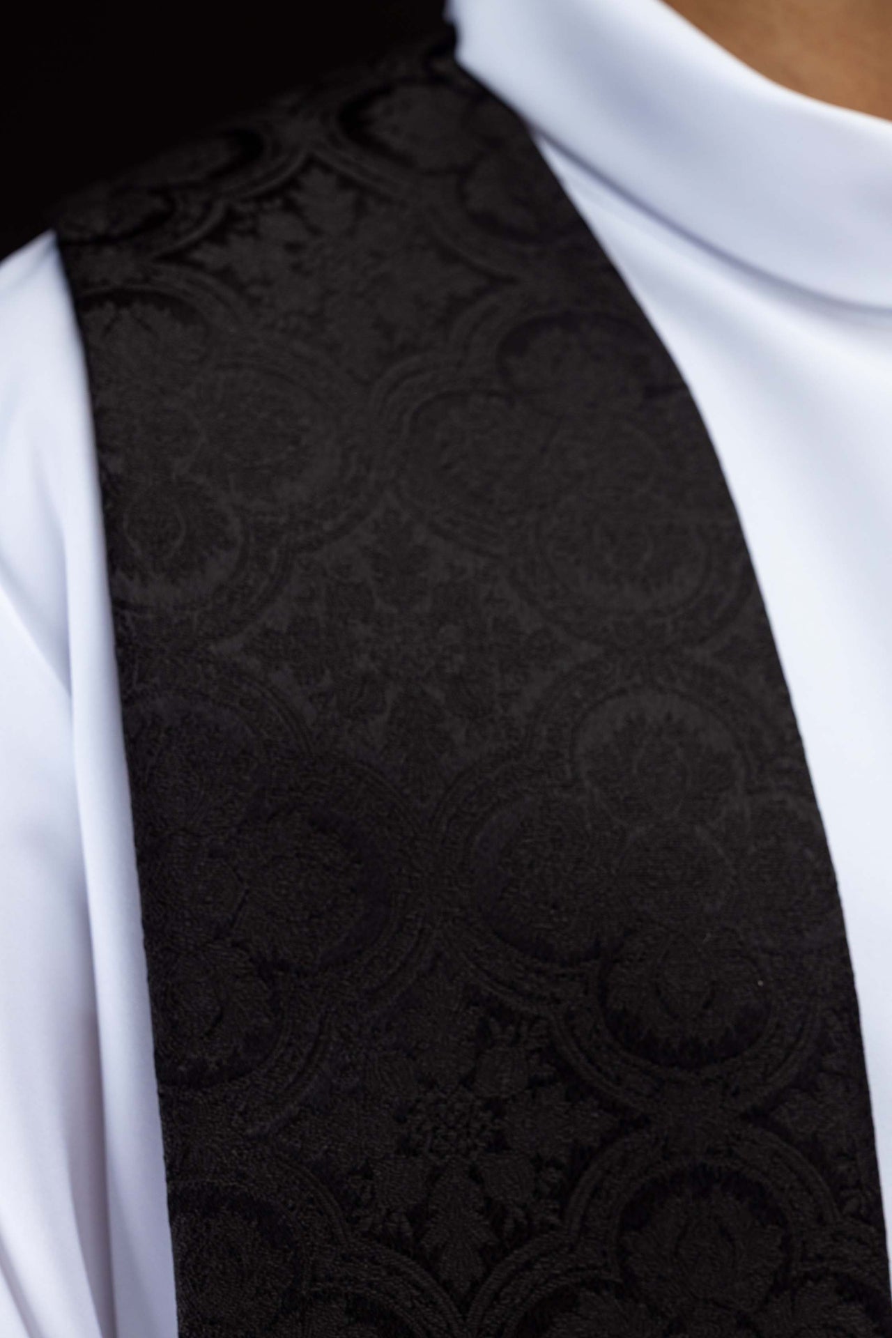 Stuła haftowana z motywem Krzyża czarna tkanina żakardowa - ORNATY.PL