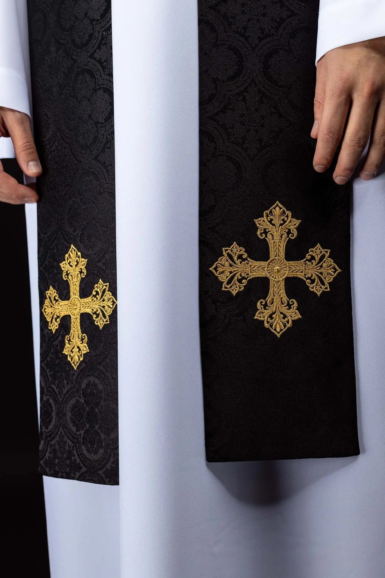 Estola negra de jacquard con bordado de cruz dorada
