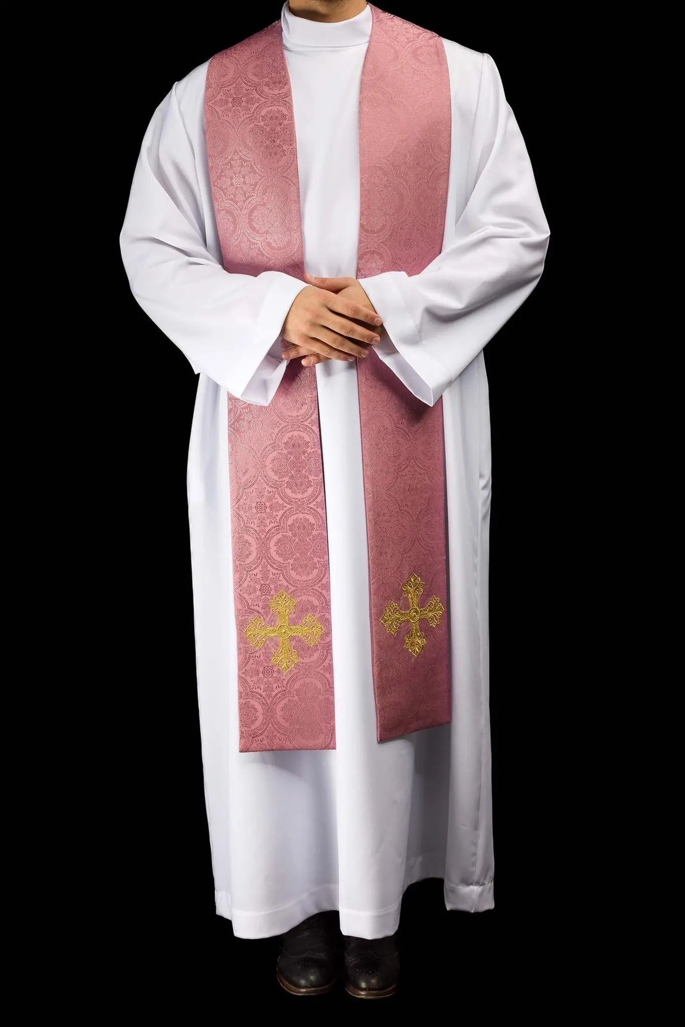 Estola rosa de jacquard con bordado de cruz dorada