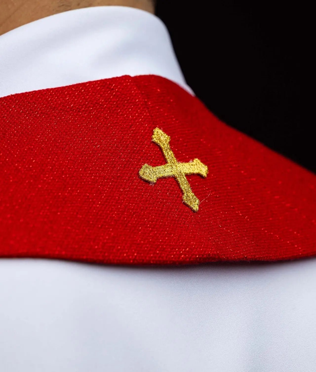 Estola roja con imágenes bordadas de los santos Pedro y Pablo