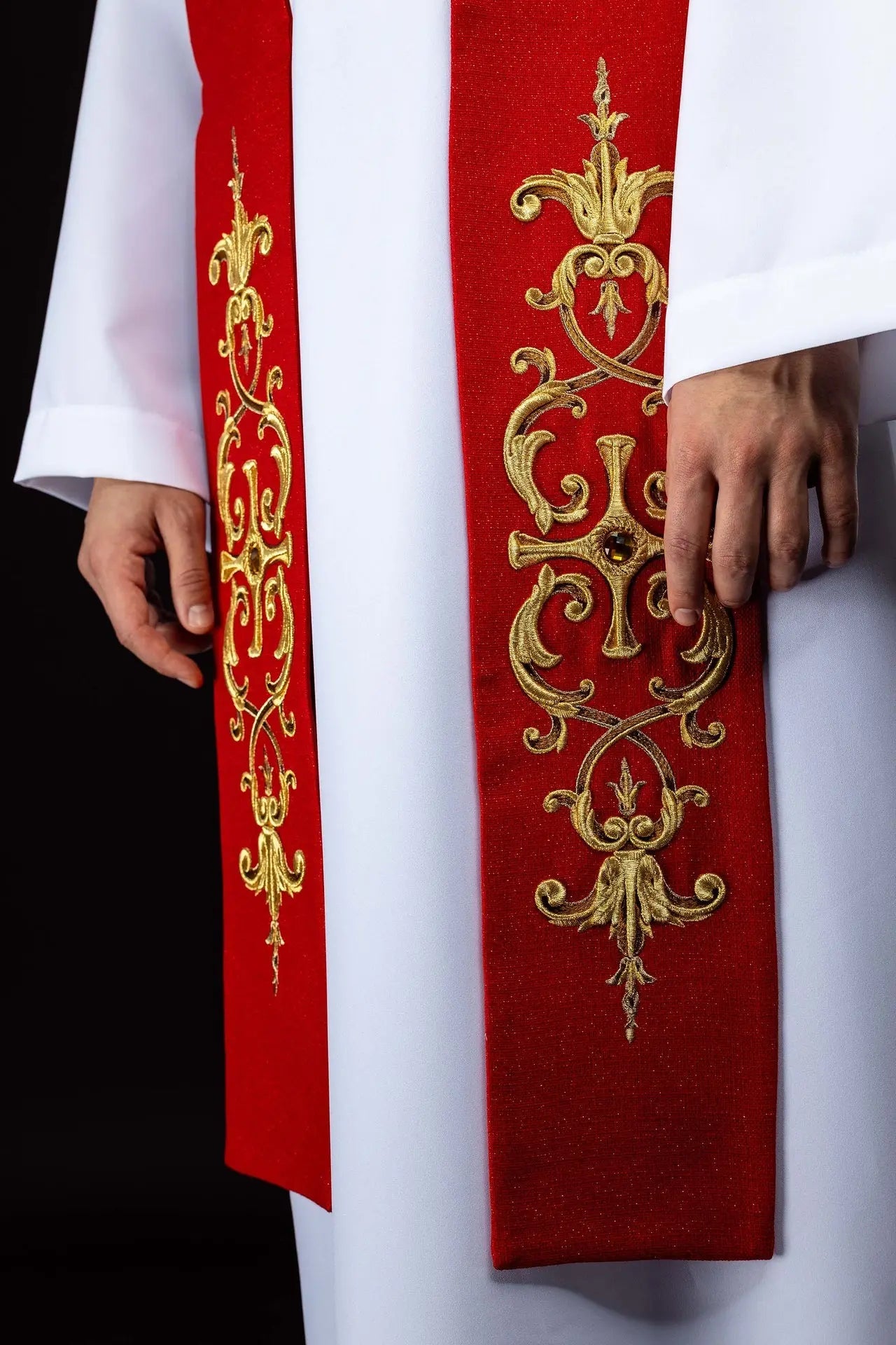 Estola roja con imágenes bordadas de los santos Pedro y Pablo