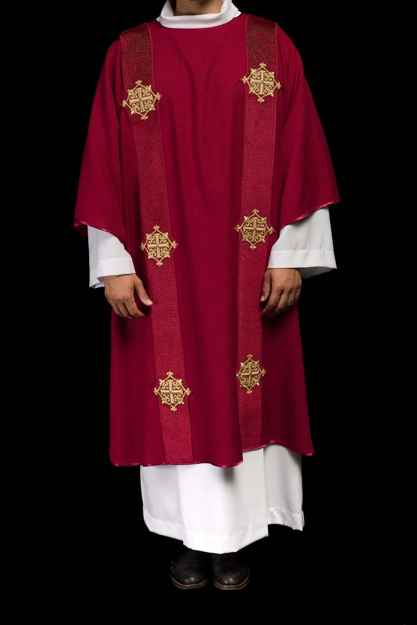Dalmatica roja con bandas de terciopelo y símbolos de cruz