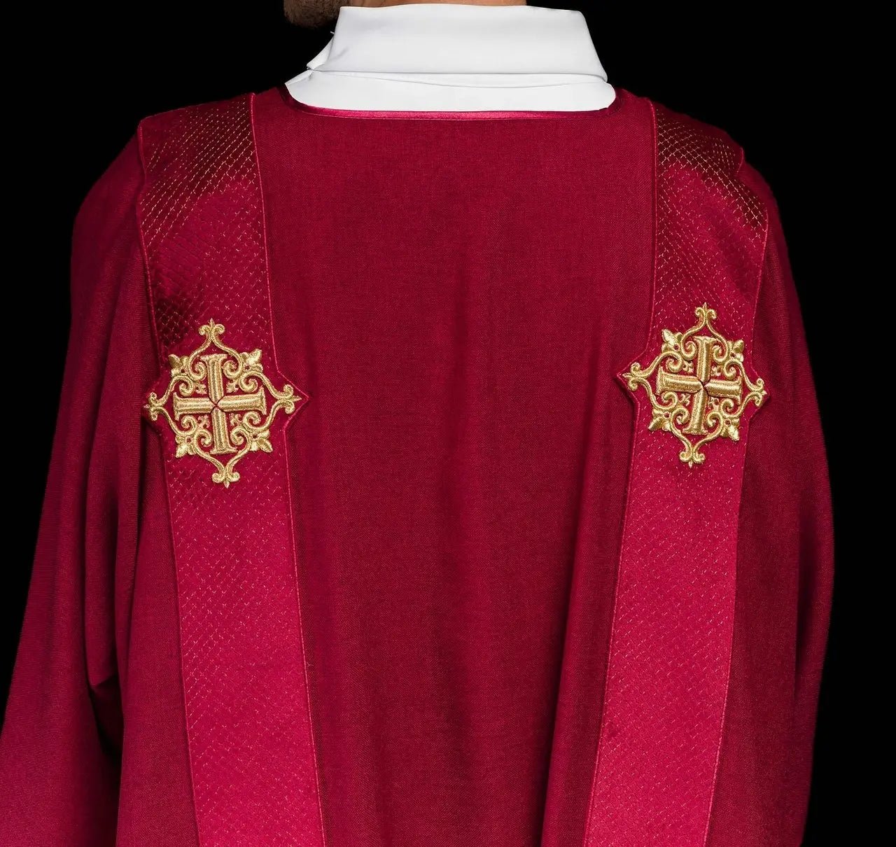 Dalmatica roja con bandas de terciopelo y símbolos de cruz