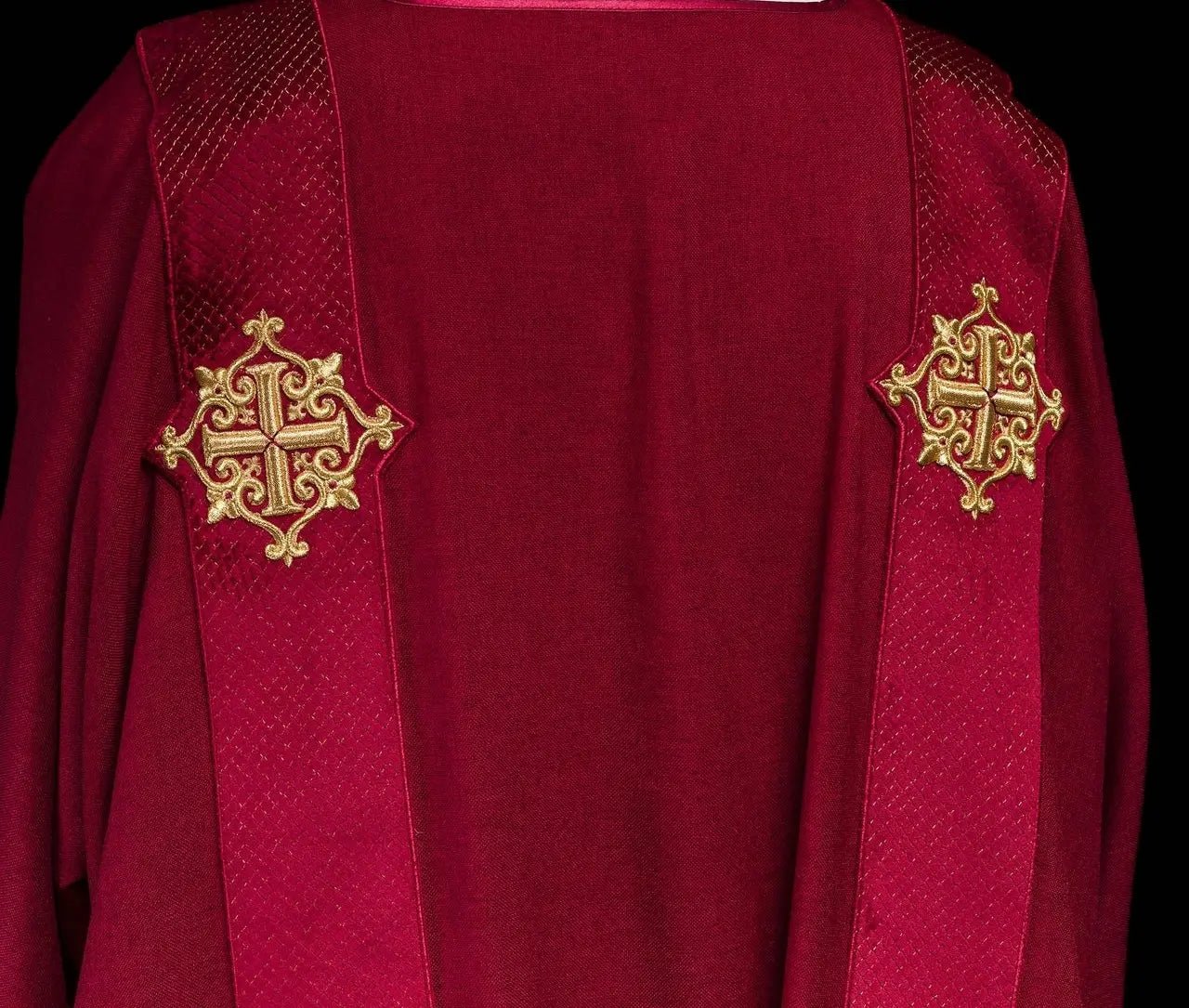 Dalmatica roja con bandas de terciopelo y símbolos de cruz