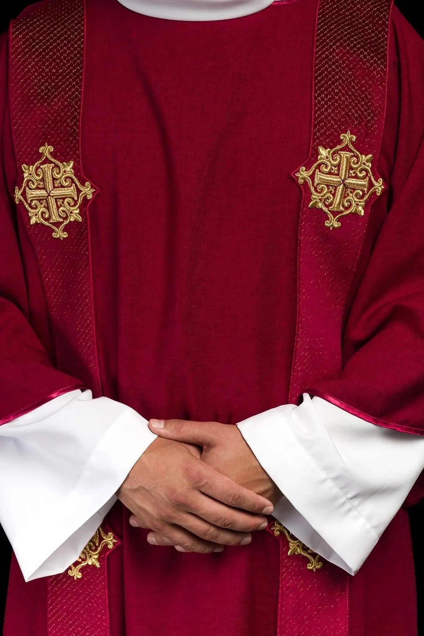 Dalmatica roja con bandas de terciopelo y símbolos de cruz