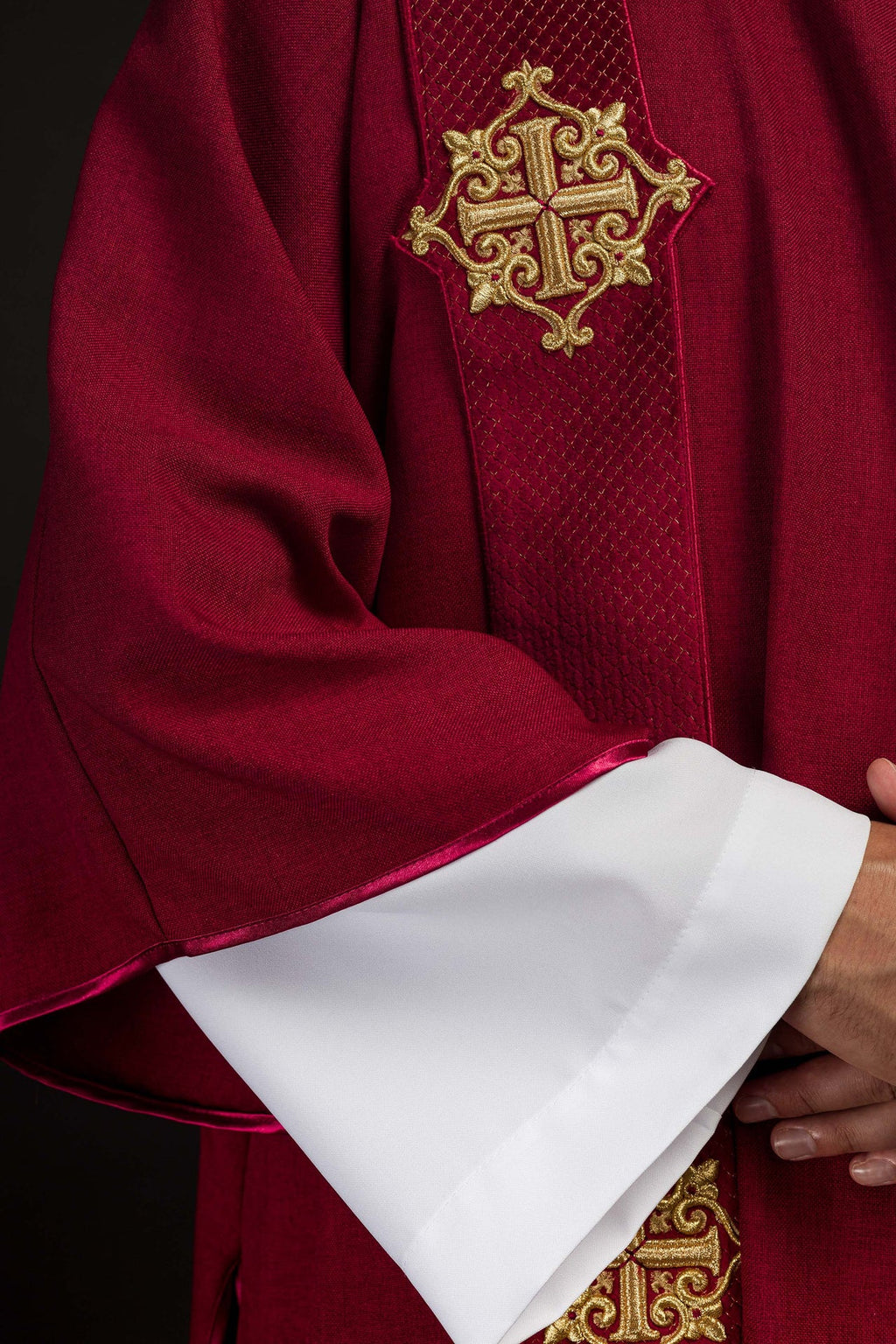 Dalmatyka z pasami na aksamicie z symbolami Krzyża Czerwona - ORNATY.PL