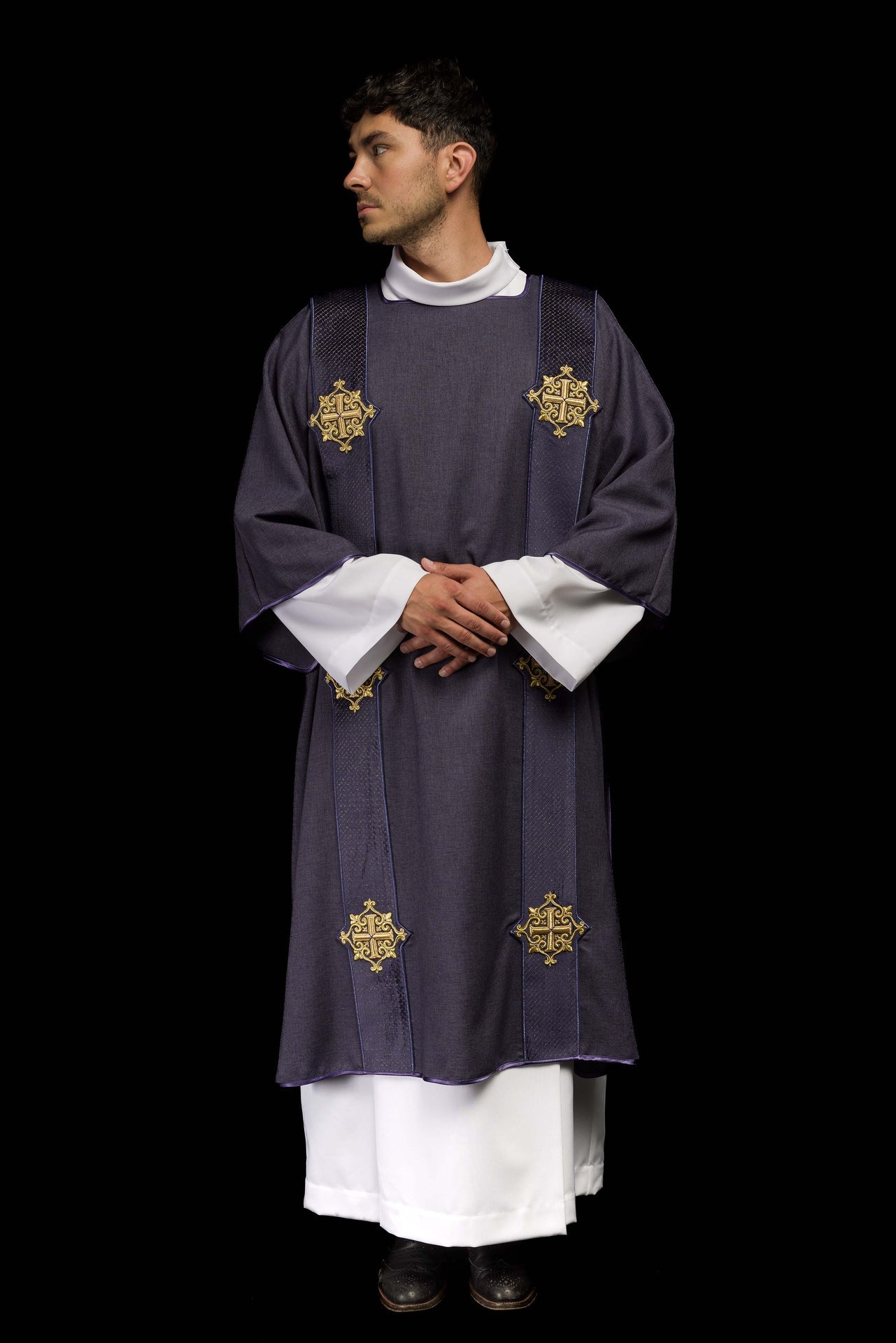 Dalmatyka z pasami na aksamicie z symbolami Krzyża Fioletowa - ORNATY.PL