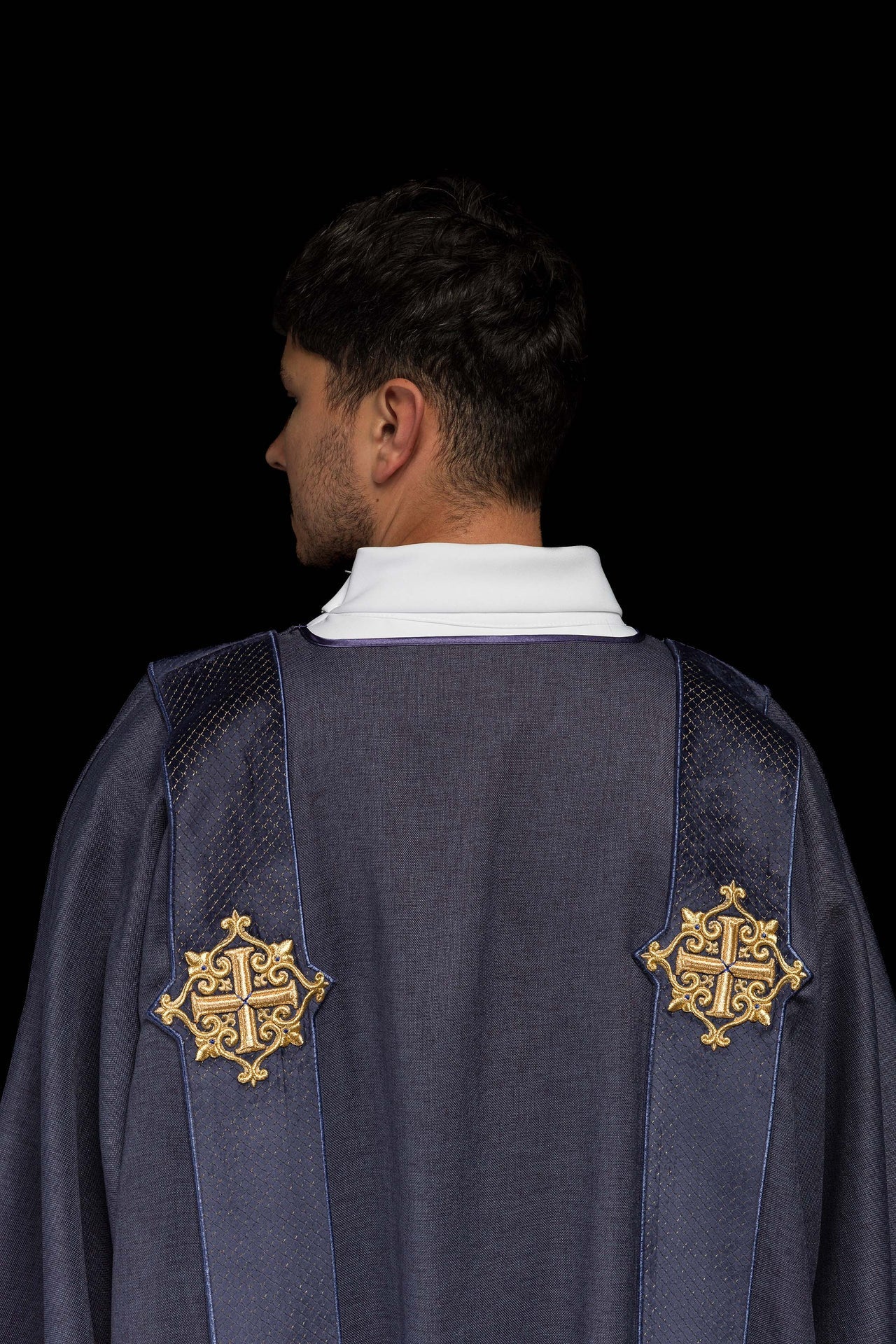 Dalmatyka z pasami na aksamicie z symbolami Krzyża Fioletowa - ORNATY.PL