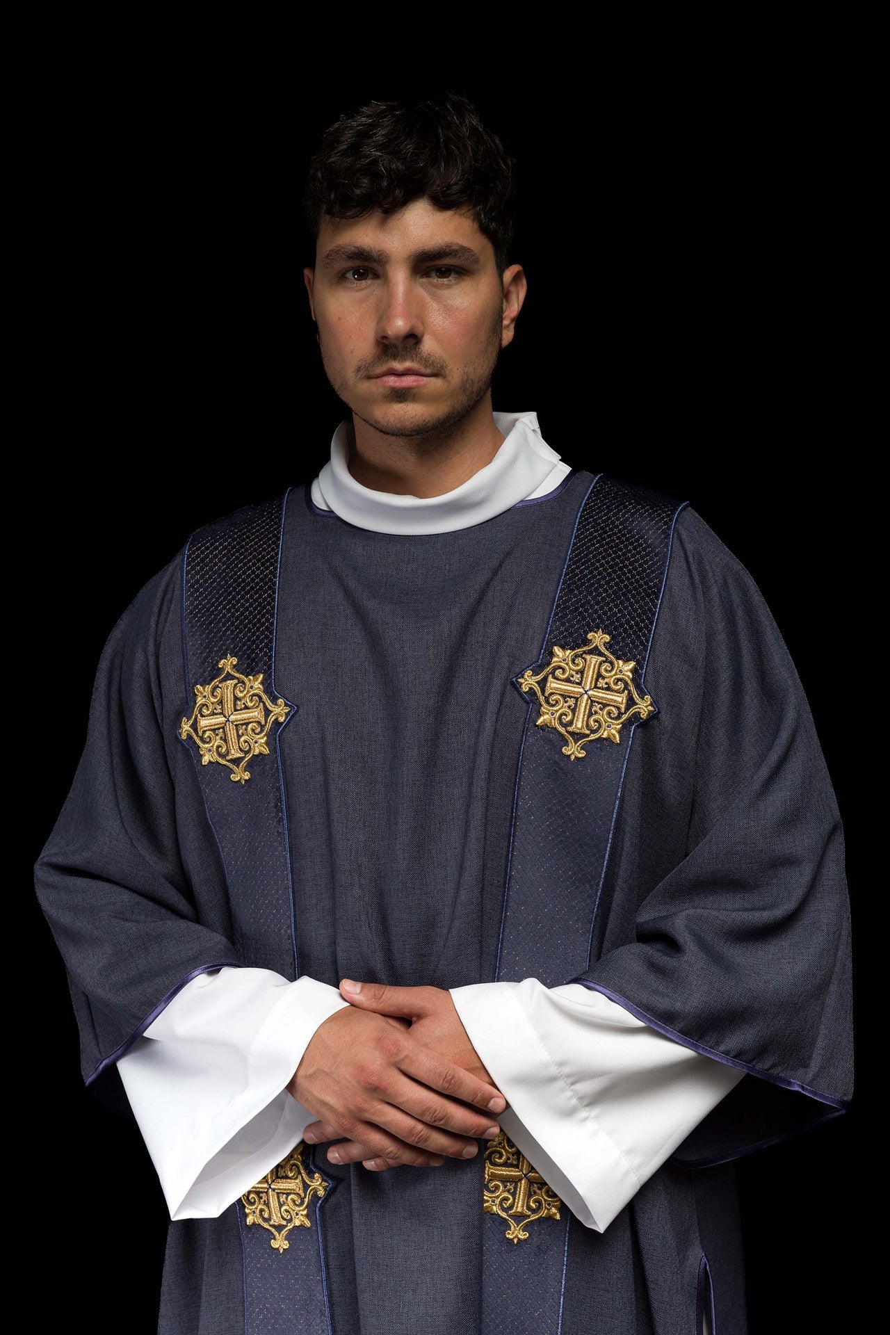 Dalmatyka z pasami na aksamicie z symbolami Krzyża Fioletowa - ORNATY.PL