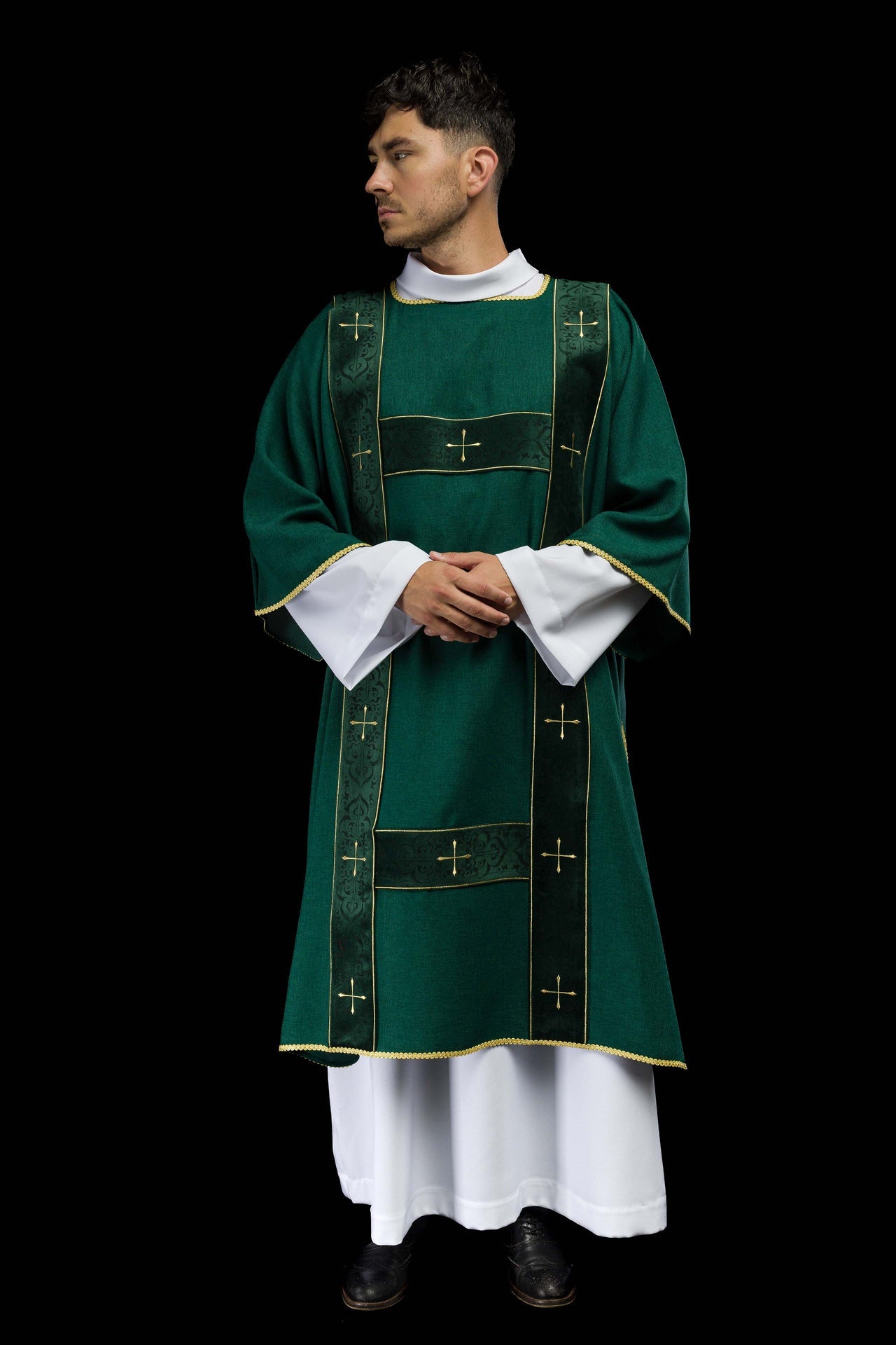 Dalmatyka z aksamitnymi pasami i haftowanymi złotymi krzyżami zielona - ORNATY.PL