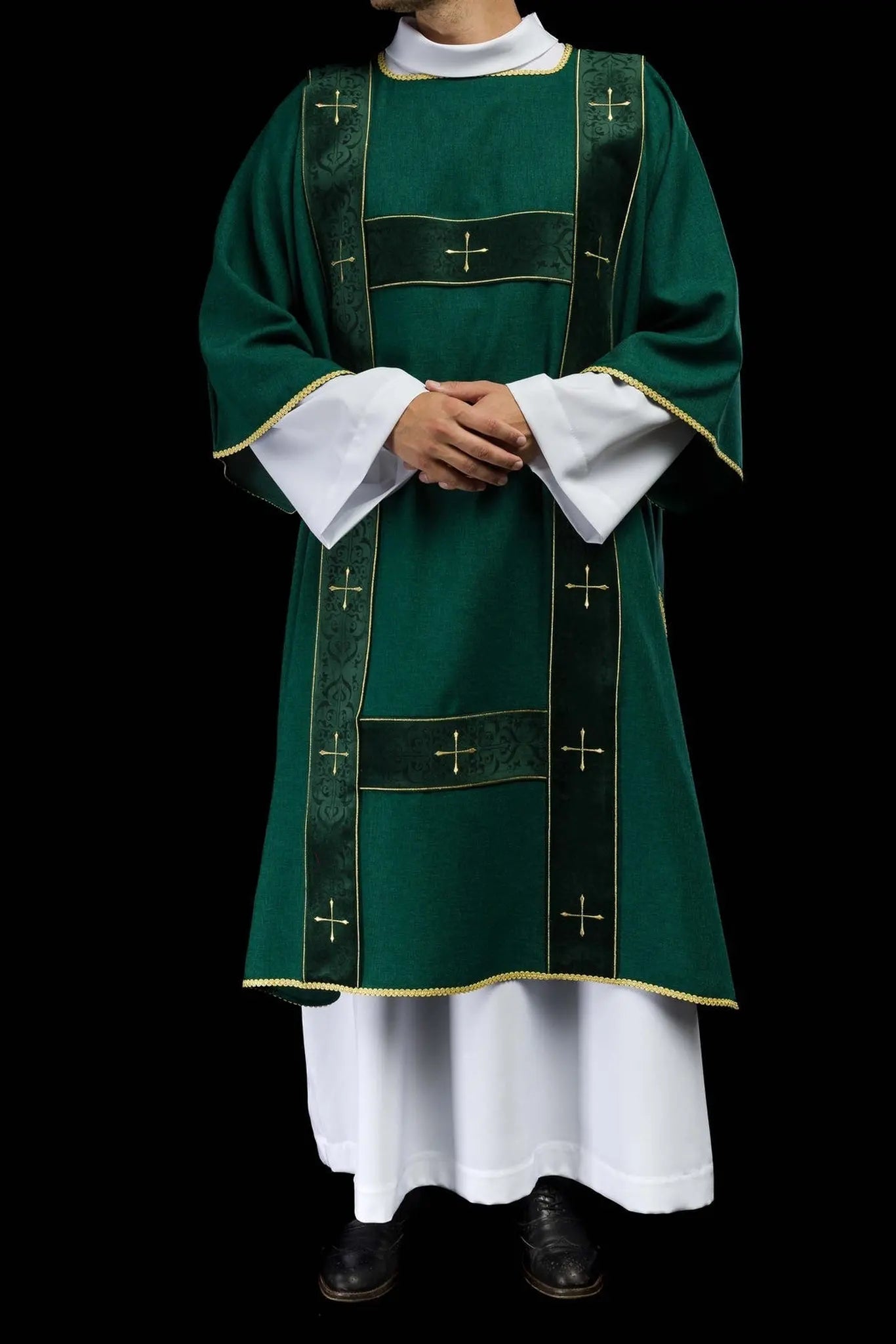 Dalmática verde con franjas de terciopelo y cruces doradas bordadas