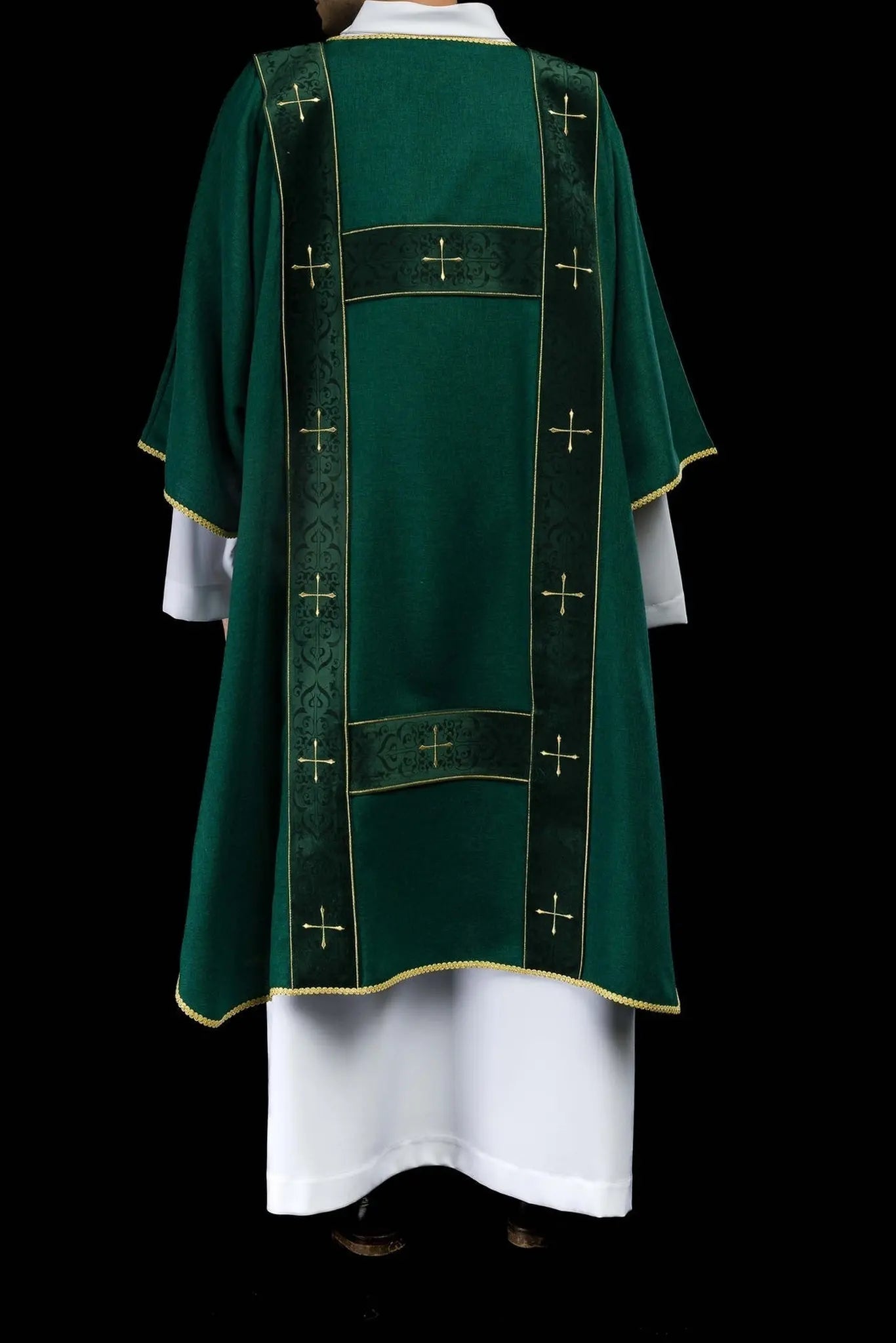 Dalmática verde con franjas de terciopelo y cruces doradas bordadas