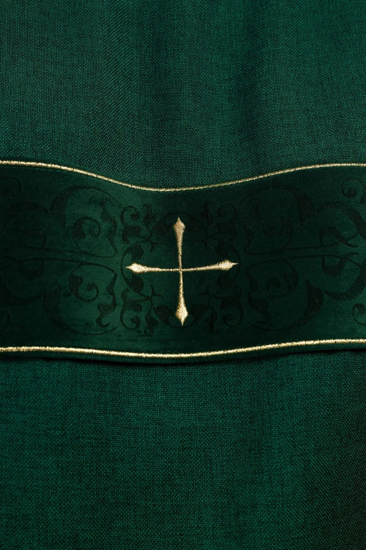 Dalmática verde con franjas de terciopelo y cruces doradas bordadas
