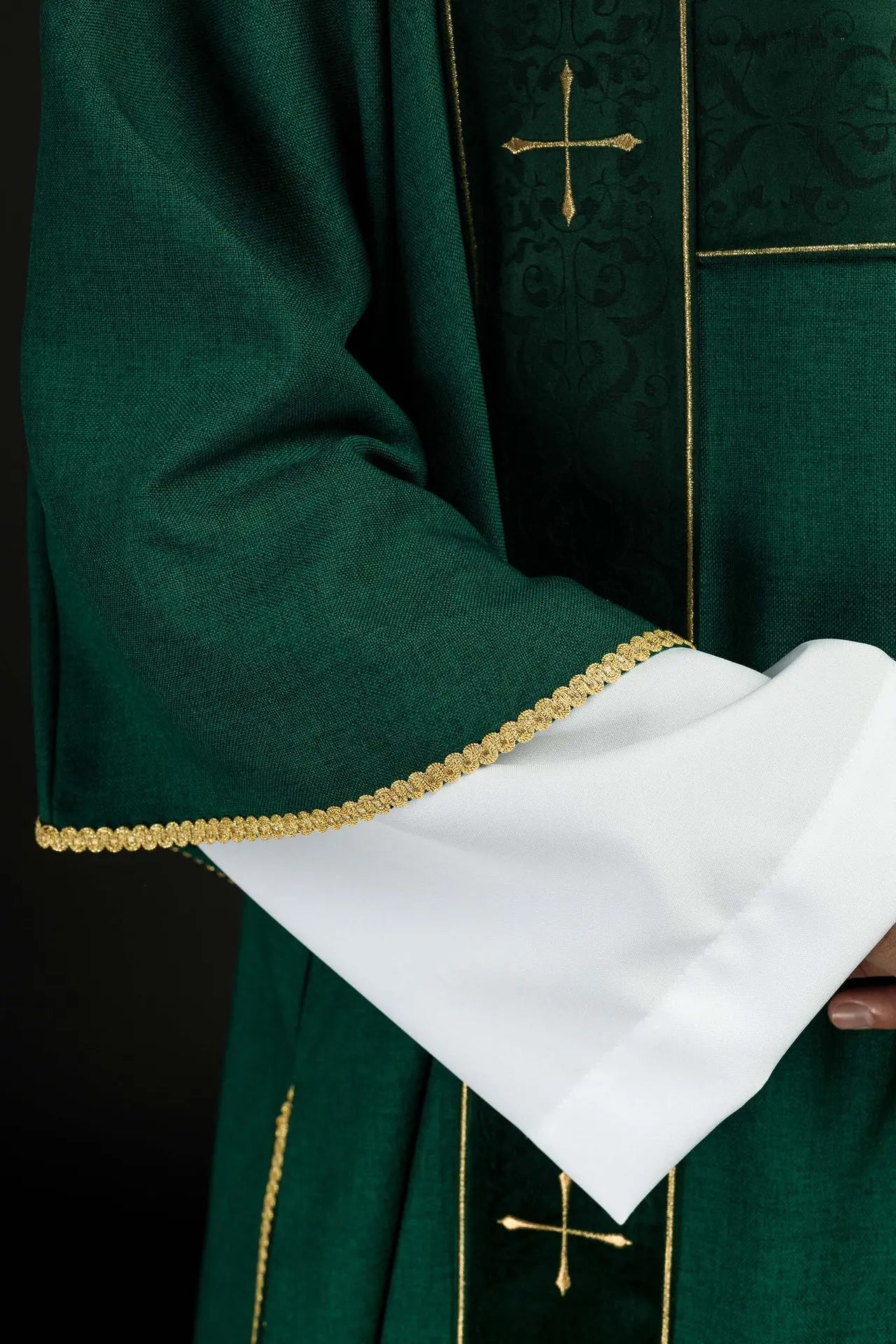 Dalmática verde con franjas de terciopelo y cruces doradas bordadas