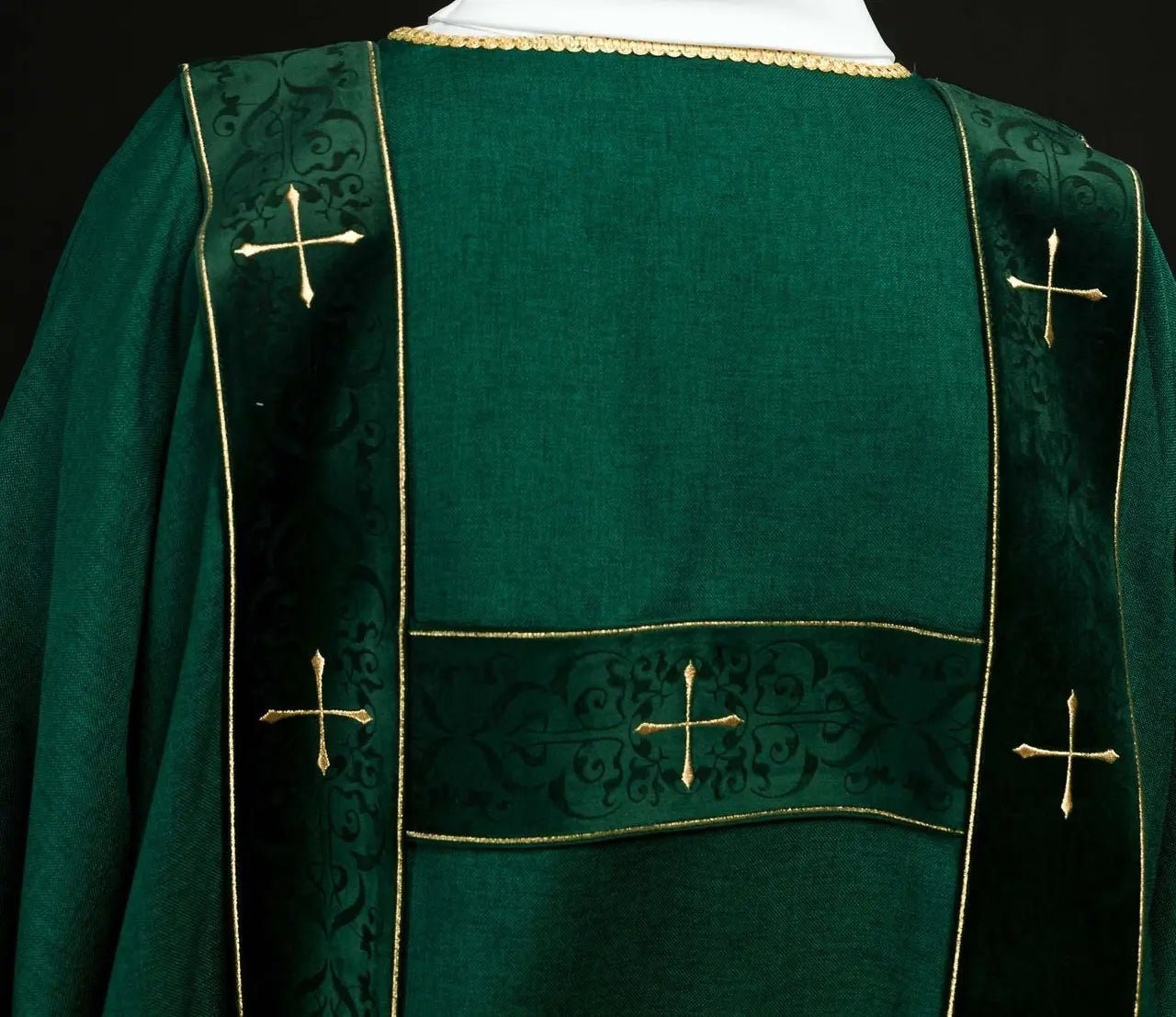 Dalmática verde con franjas de terciopelo y cruces doradas bordadas