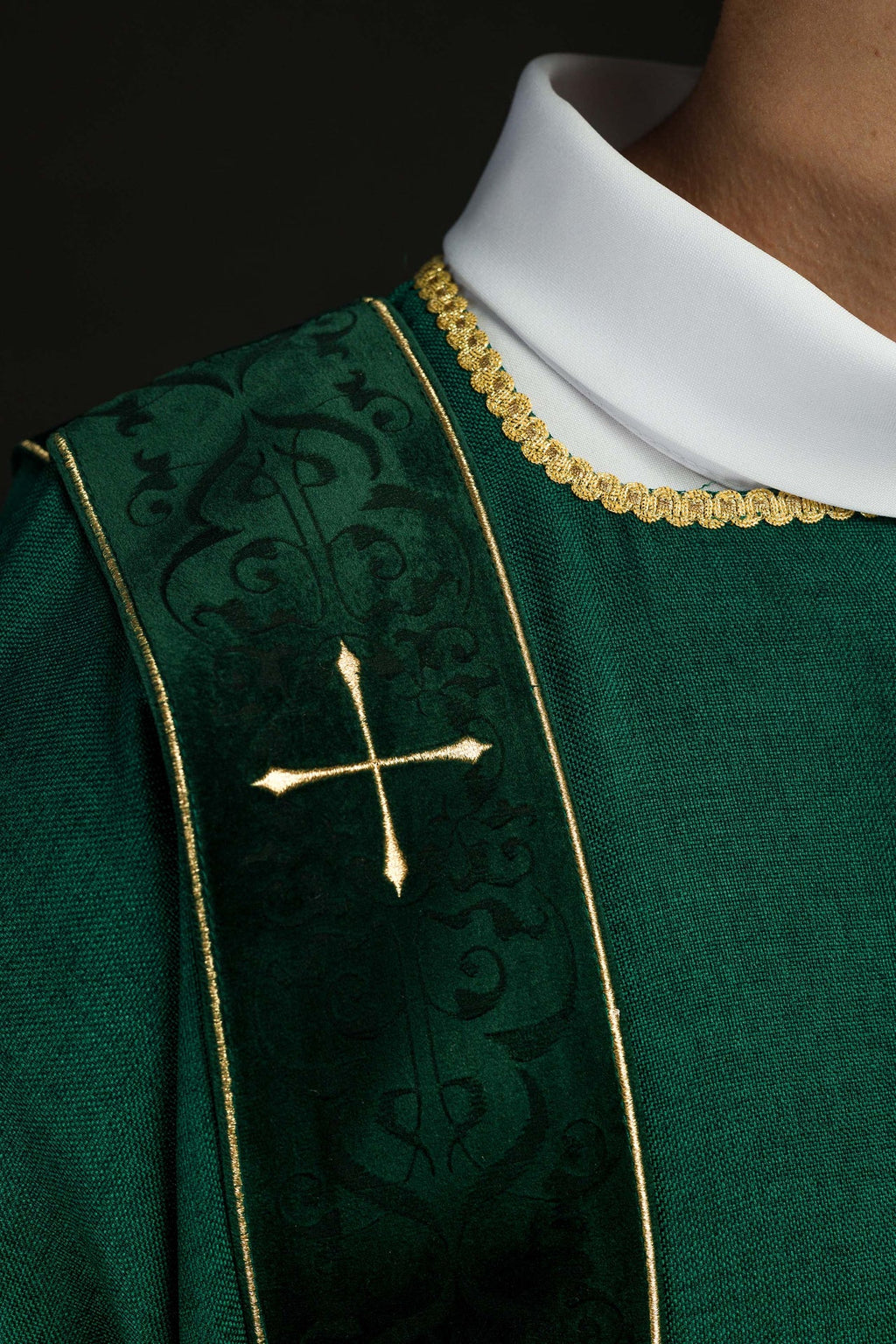 Dalmatyka z aksamitnymi pasami i haftowanymi złotymi krzyżami zielona - ORNATY.PL