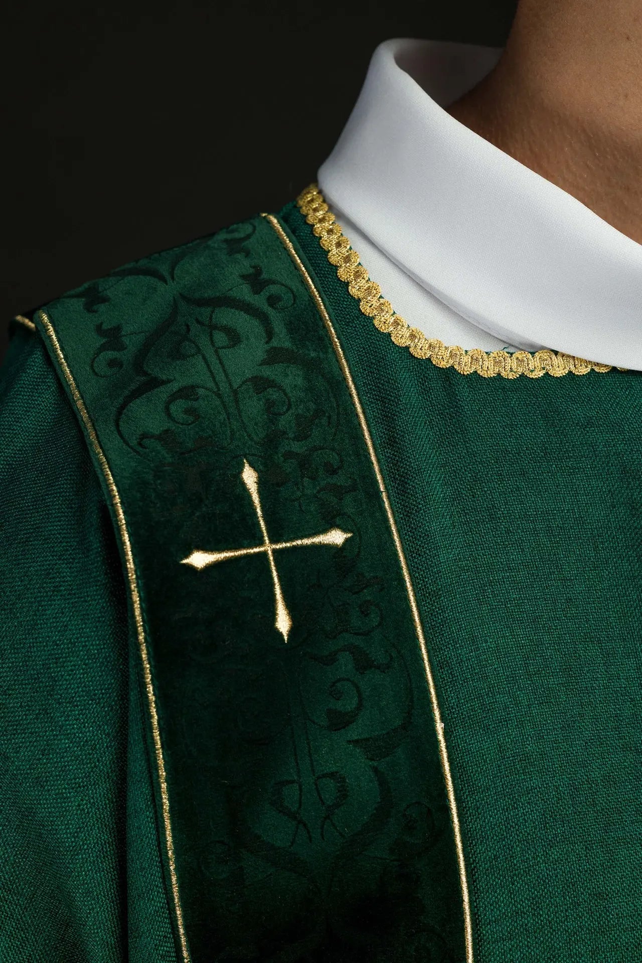 Dalmática verde con franjas de terciopelo y cruces doradas bordadas