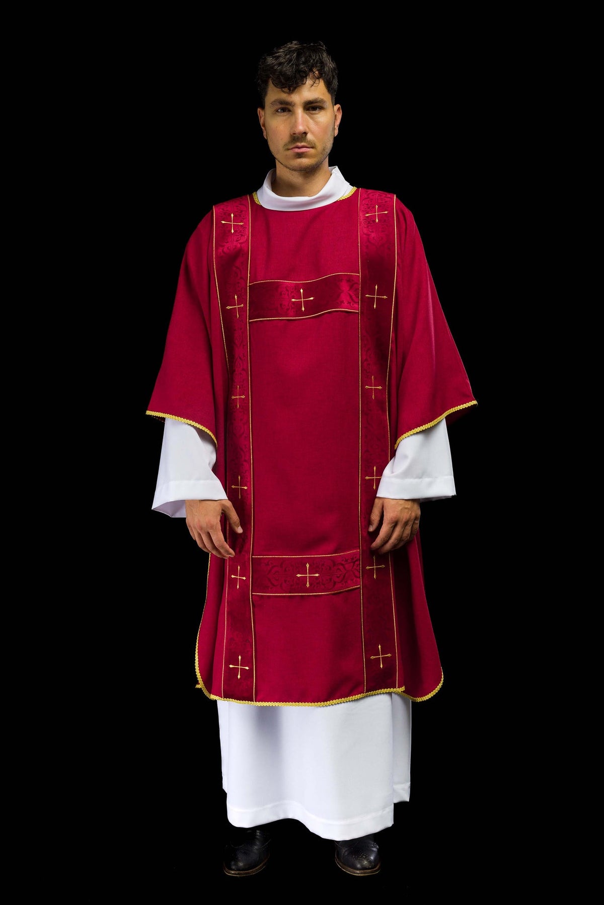 Dalmatyka z aksamitnymi pasami i haftowanymi złotymi krzyżami czerwona - ORNATY.PL