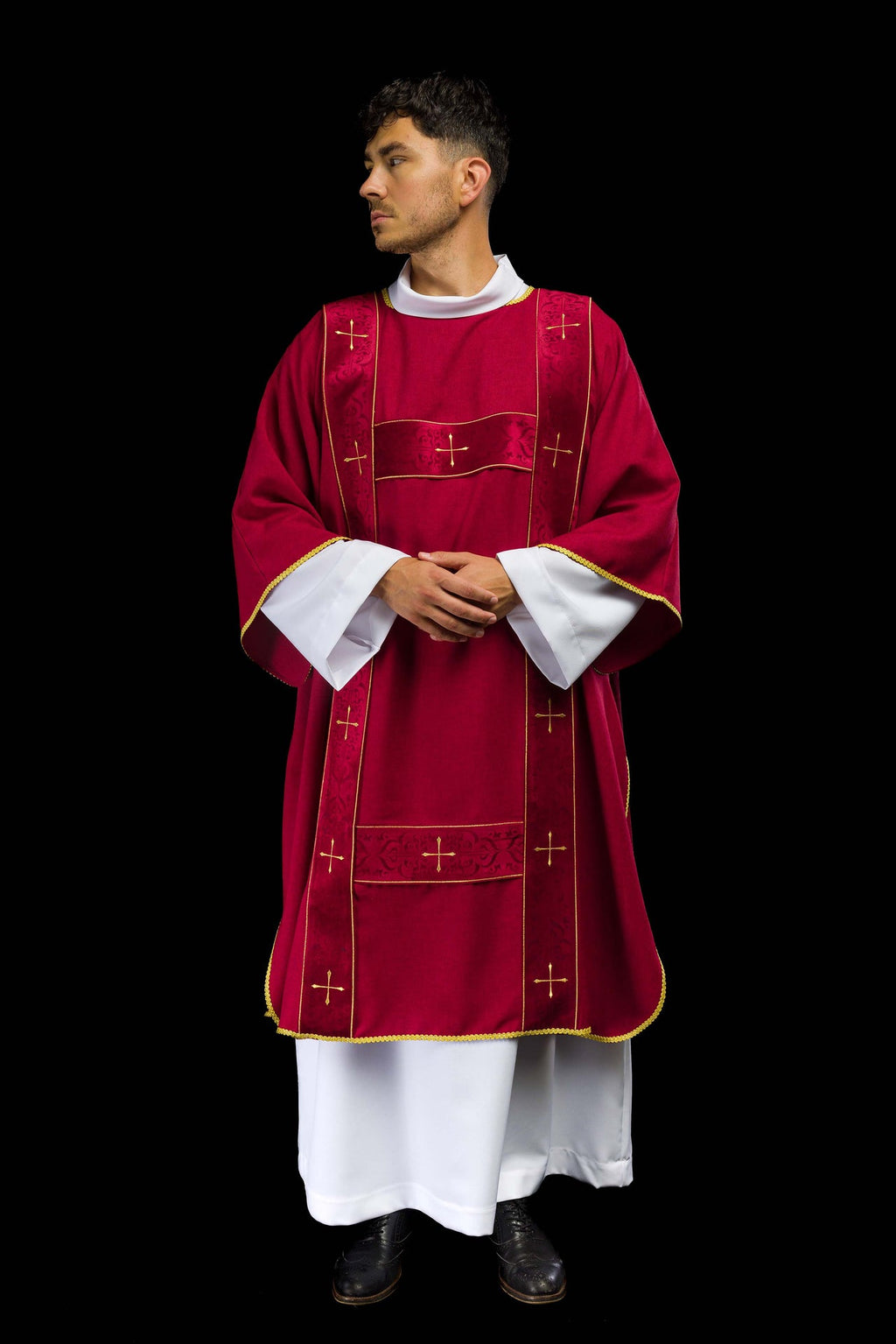 Dalmatyka z aksamitnymi pasami i haftowanymi złotymi krzyżami czerwona - ORNATY.PL