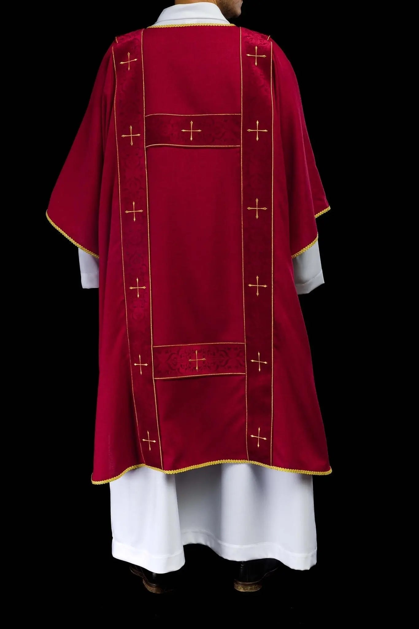 Dalmatica con franjas de terciopelo y cruces doradas bordadas roja
