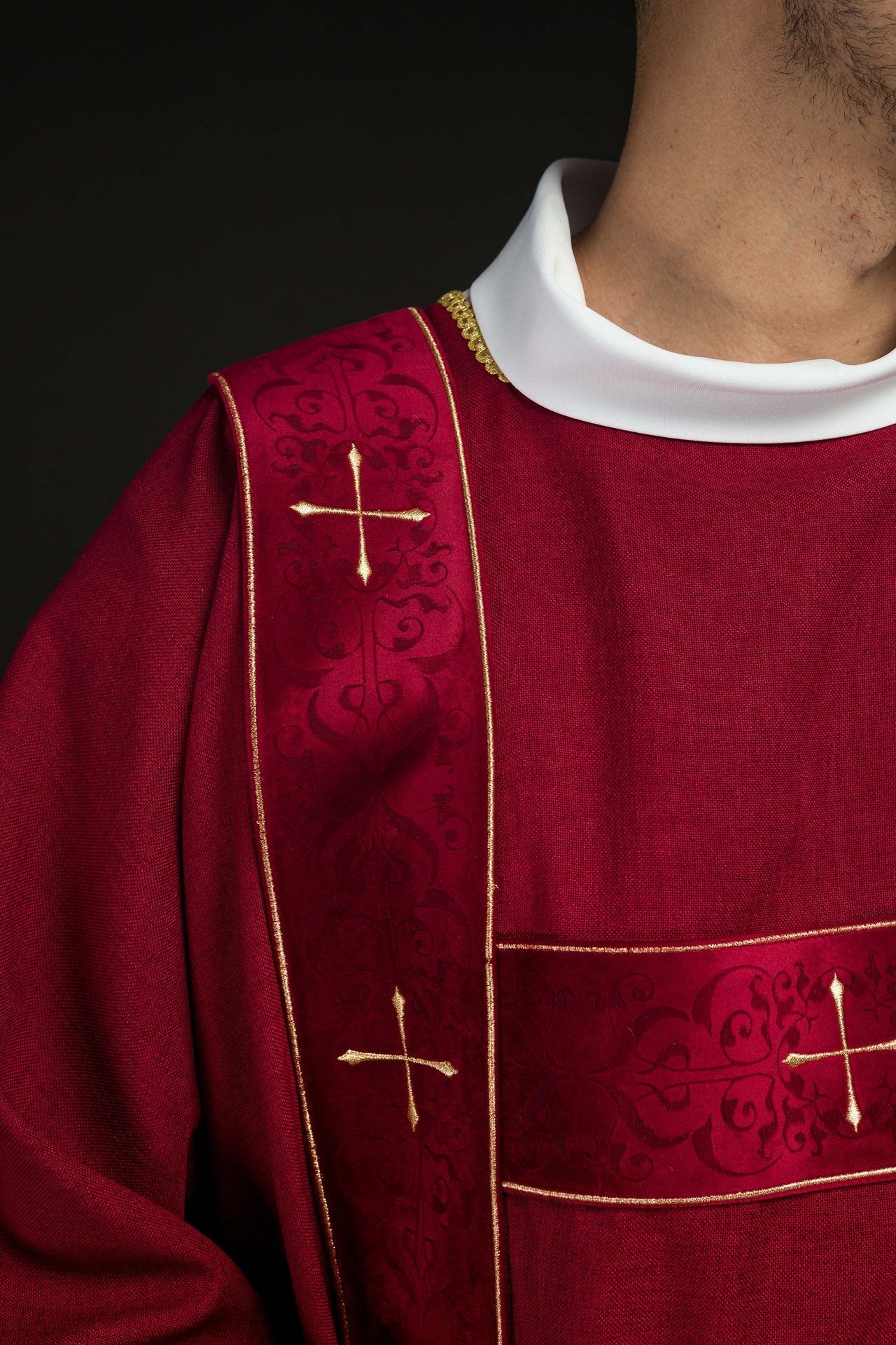 Dalmatyka z aksamitnymi pasami i haftowanymi złotymi krzyżami czerwona - ORNATY.PL