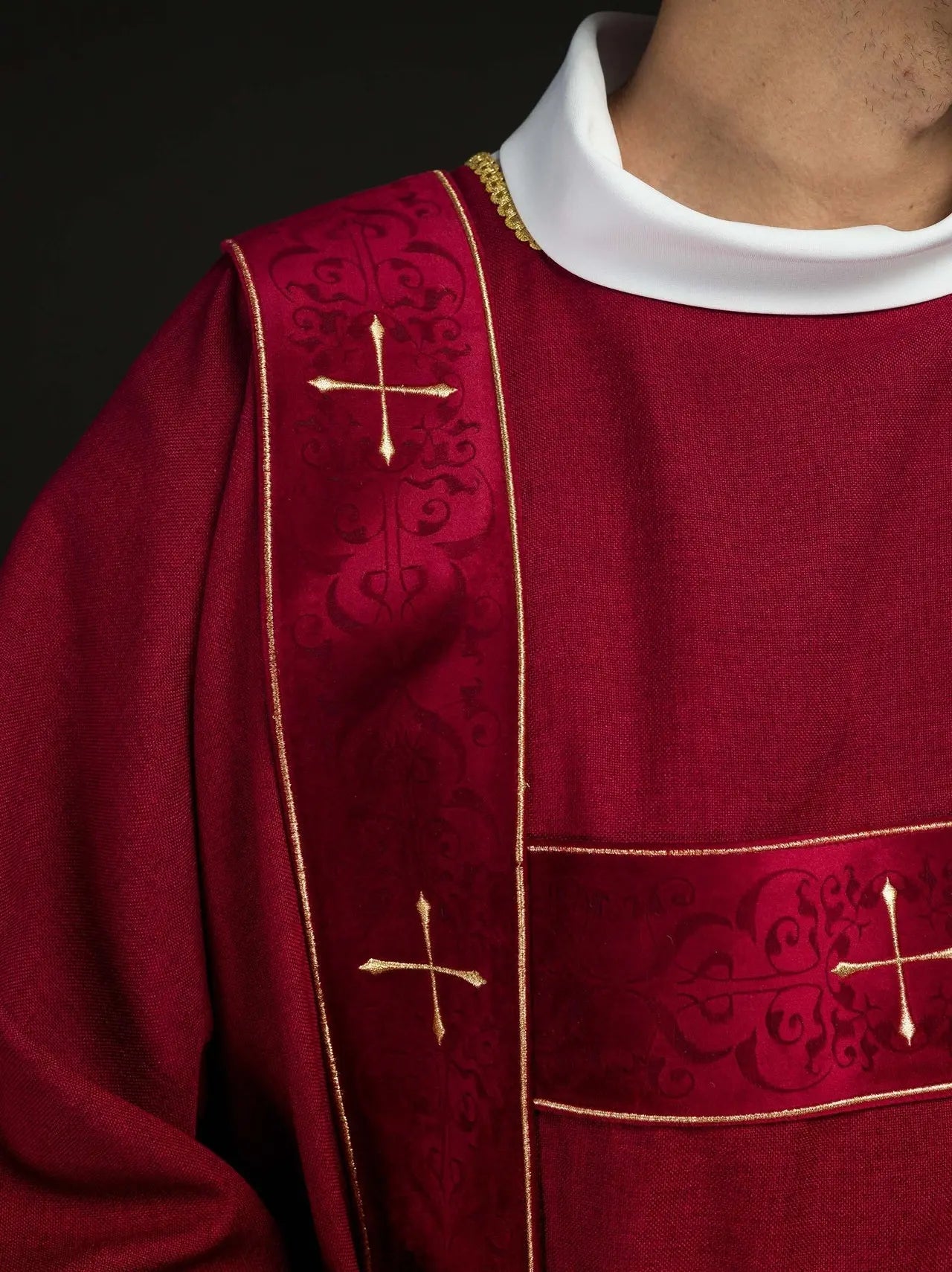 Dalmatica con franjas de terciopelo y cruces doradas bordadas roja