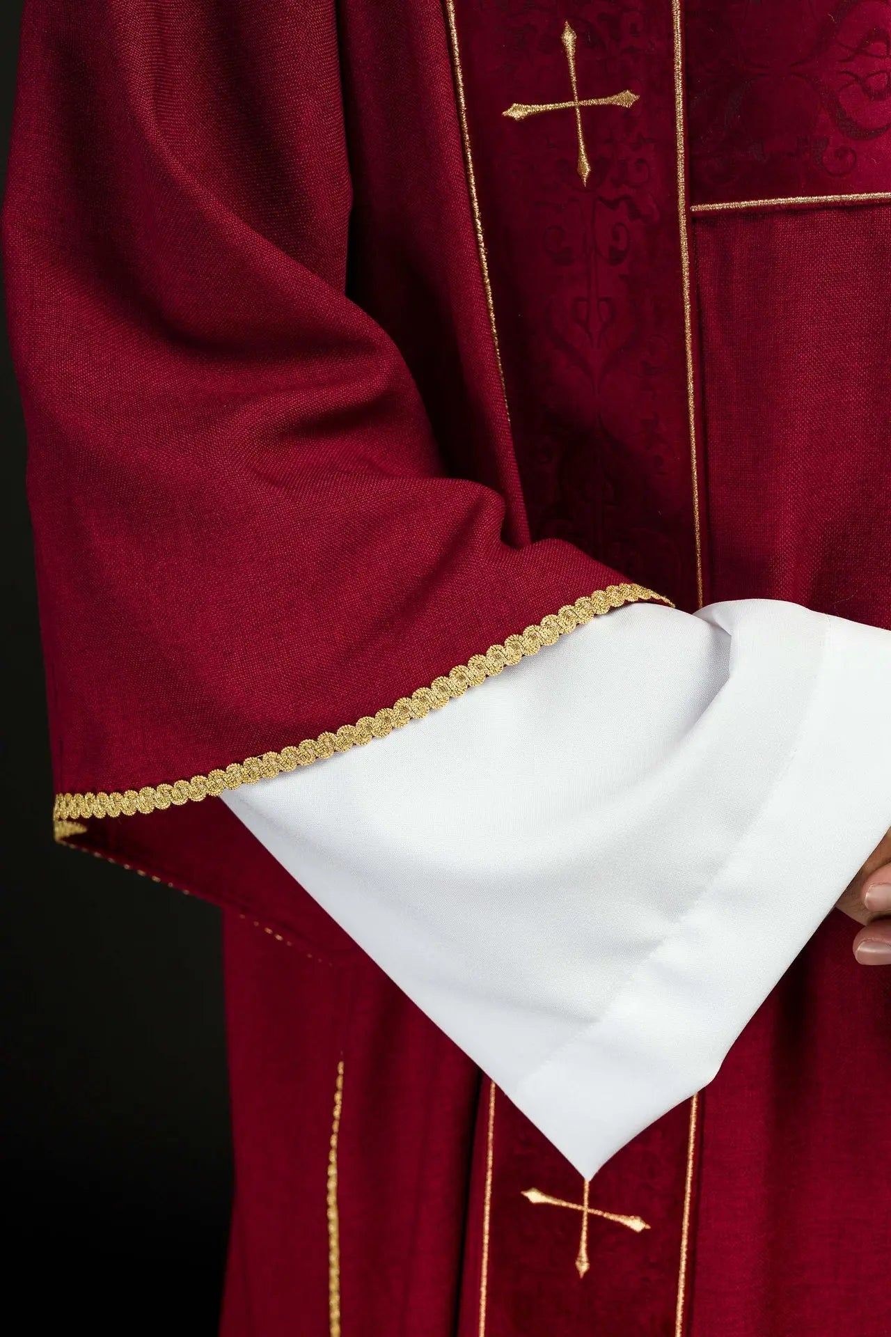 Dalmatica con franjas de terciopelo y cruces doradas bordadas roja