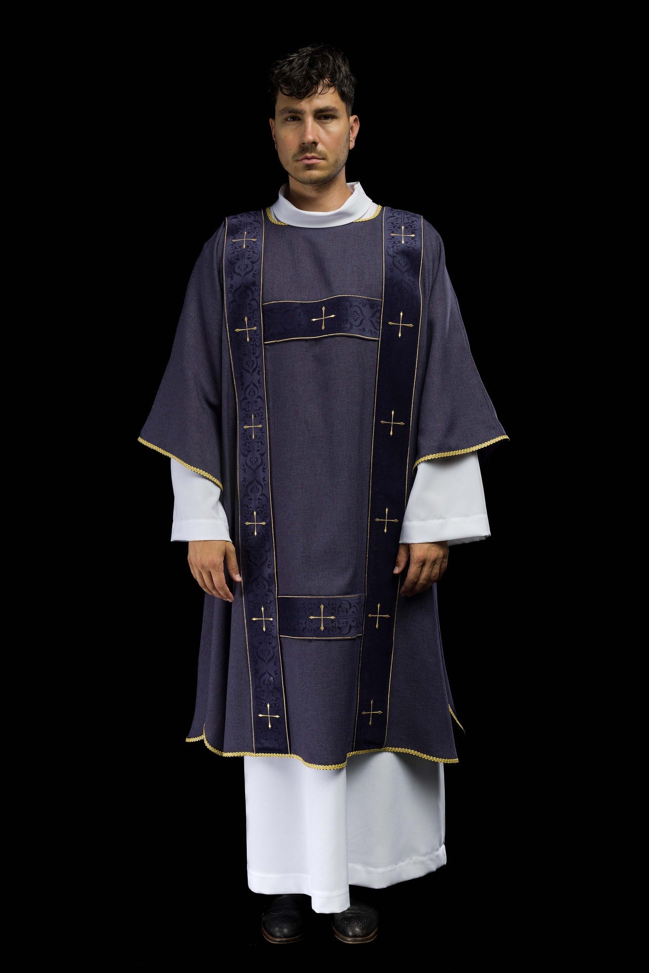 Dalmatyka z aksamitnymi pasami i haftowanymi złotymi krzyżami fioletowa - ORNATY.PL