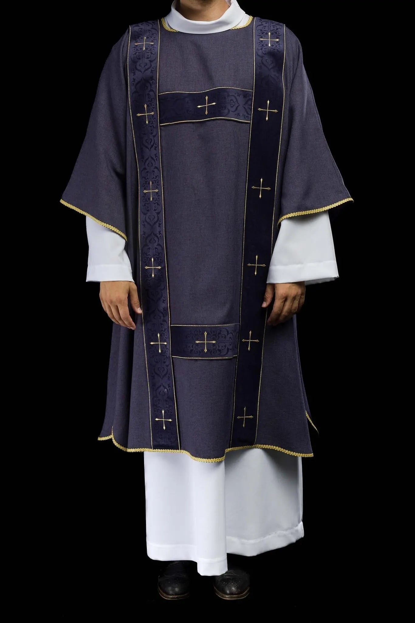 Dalmatica con franjas de terciopelo y cruces doradas bordadas púrpura