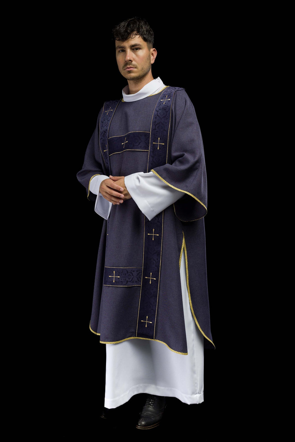 Dalmatyka z aksamitnymi pasami i haftowanymi złotymi krzyżami fioletowa - ORNATY.PL