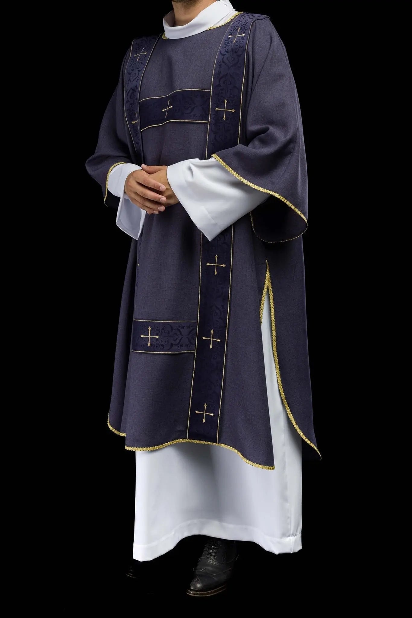 Dalmatica con franjas de terciopelo y cruces doradas bordadas púrpura