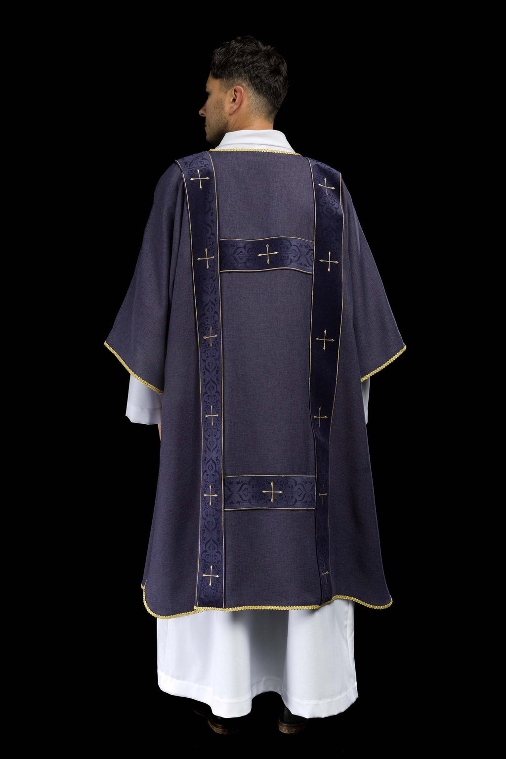 Dalmatyka z aksamitnymi pasami i haftowanymi złotymi krzyżami fioletowa - ORNATY.PL