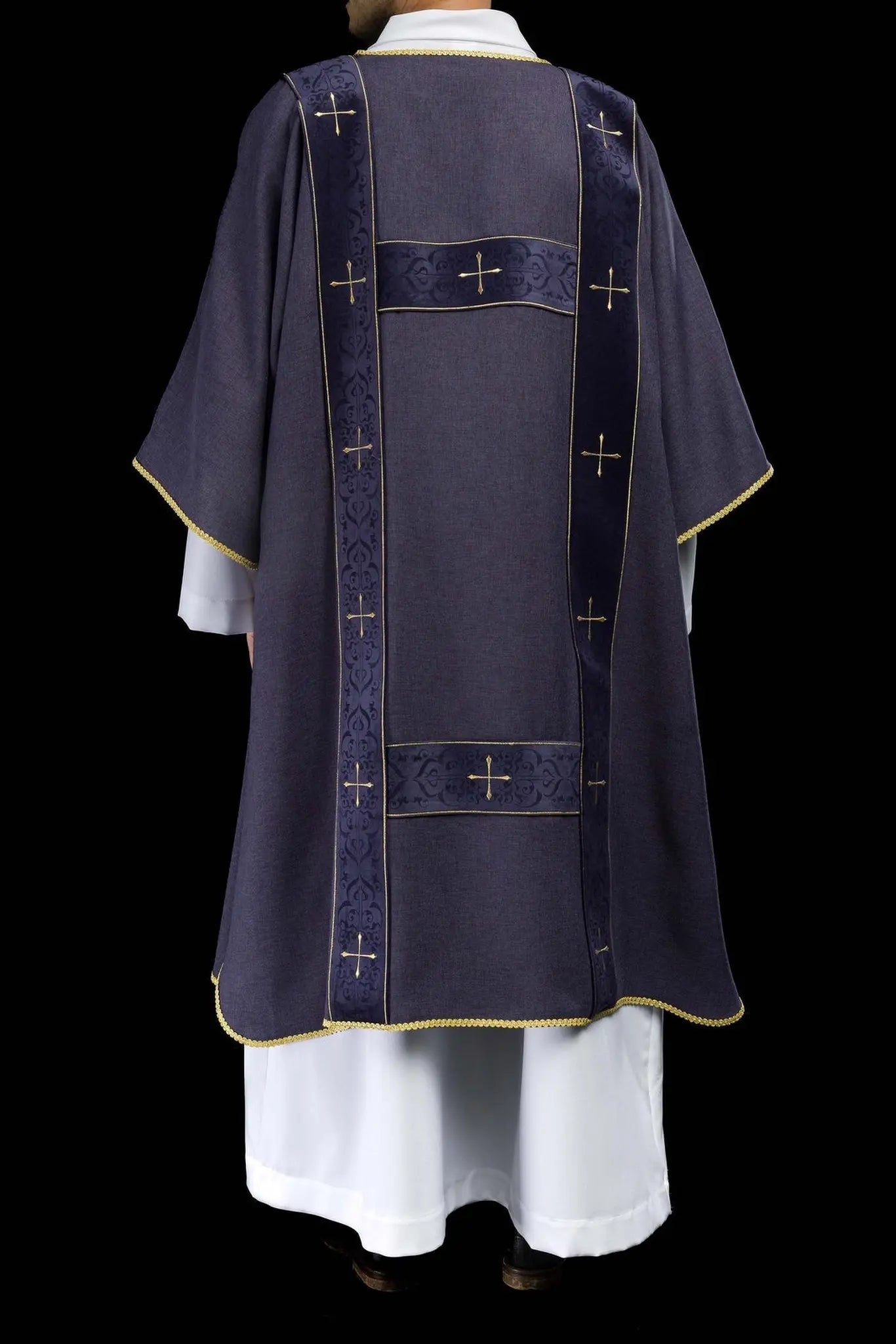 Dalmatica con franjas de terciopelo y cruces doradas bordadas púrpura