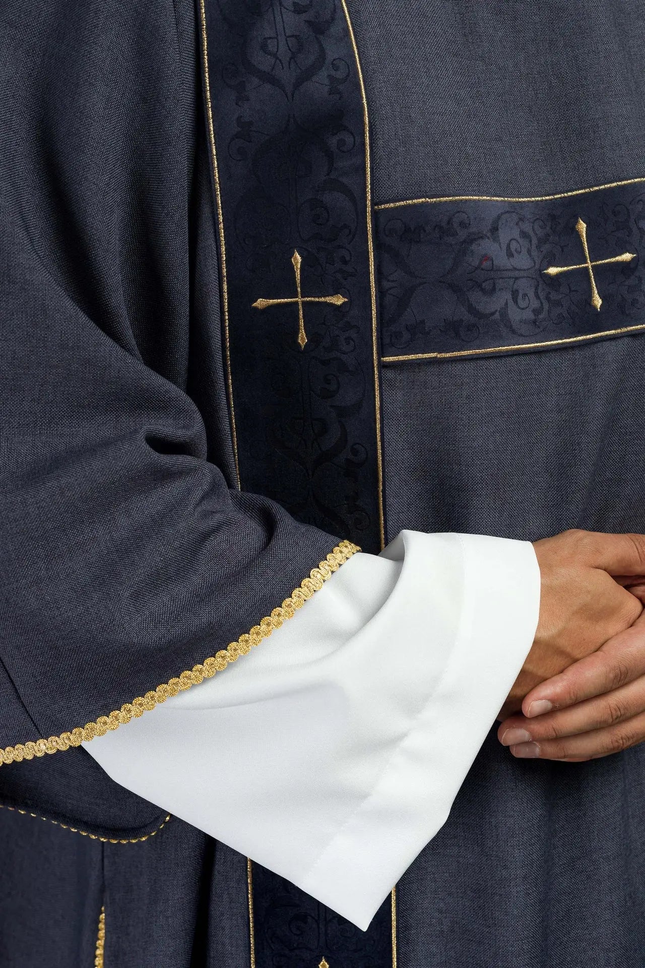 Dalmatica con franjas de terciopelo y cruces doradas bordadas púrpura