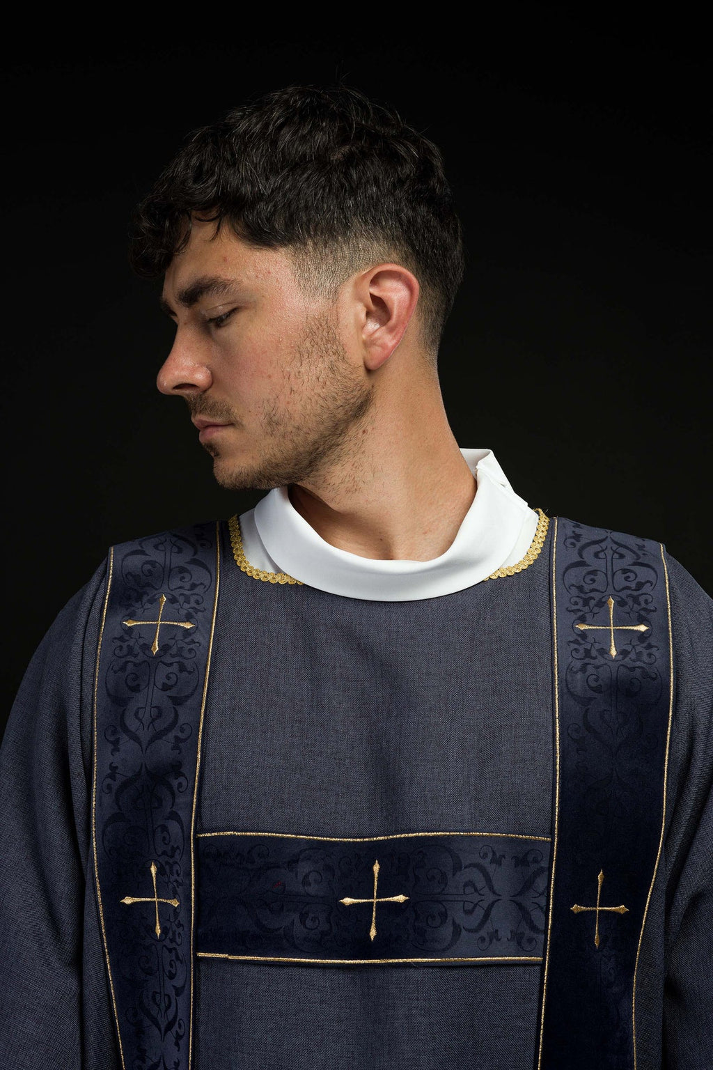 Dalmatyka z aksamitnymi pasami i haftowanymi złotymi krzyżami fioletowa - ORNATY.PL